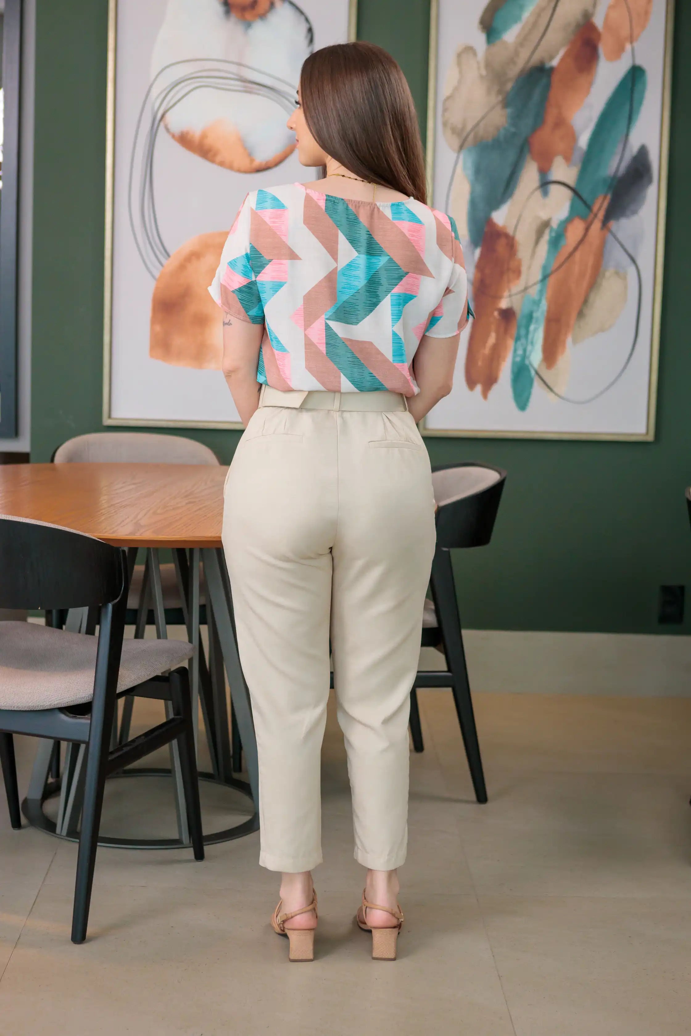 Conjunto: Blusa Manga Curta Estampa Geométrica Giulia Bege + Calça Cenoura Cinto Encapado Bege