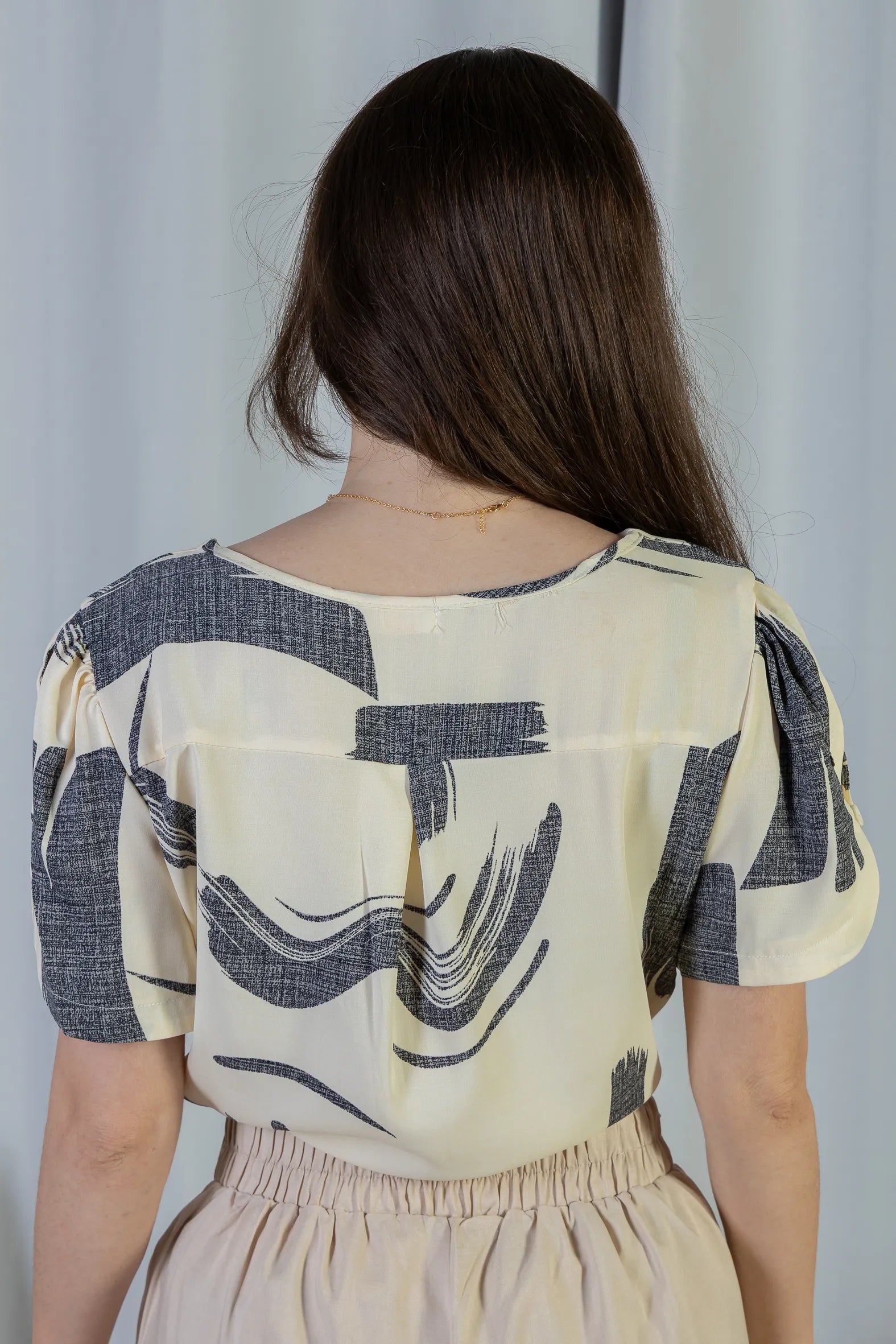 Blusa Manga Curta em Crepe Classic Detalhe Botão Alessandra Estampada Cinza
