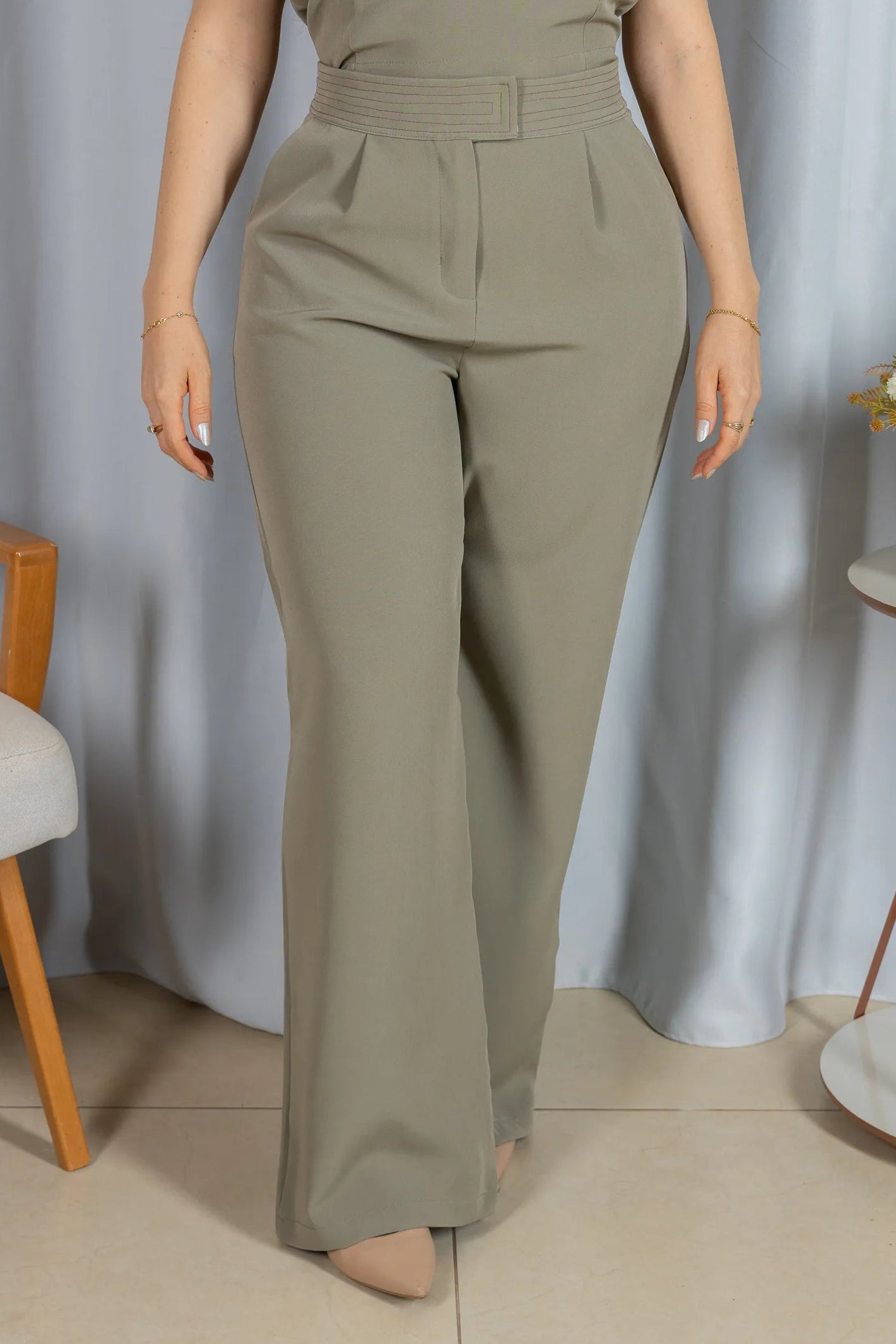 Calça Corte Reto em Crepe Alfaiataria Detalhes Pesponto Nicole Verde