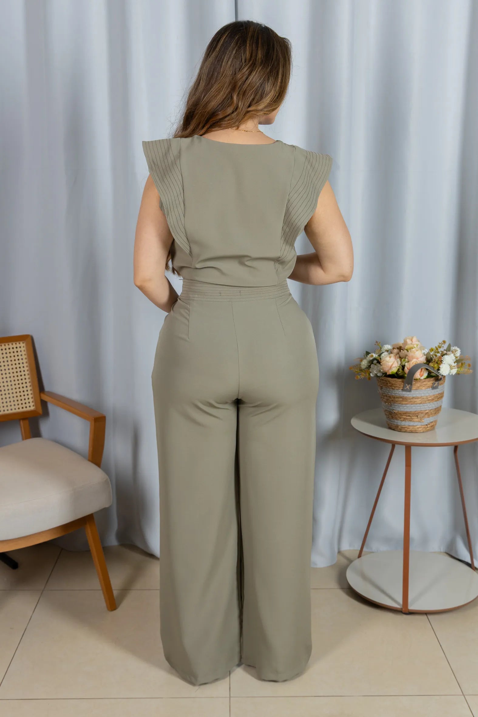Blusa Decote em "V" em Crepe Alfaiataria Detalhes Pesponto Nicole Verde