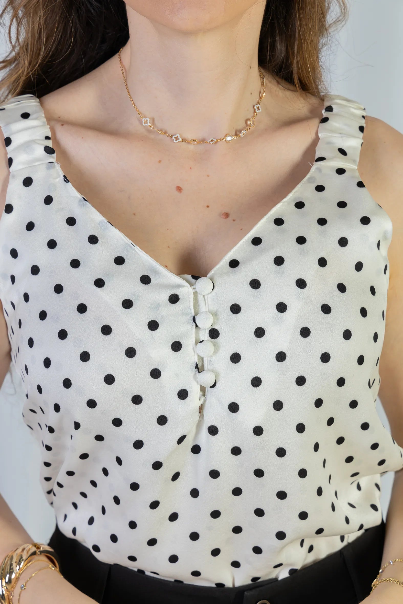 Blusa Regata Detalhe Botões Crepe Classic Elise Estampa Poá Branca