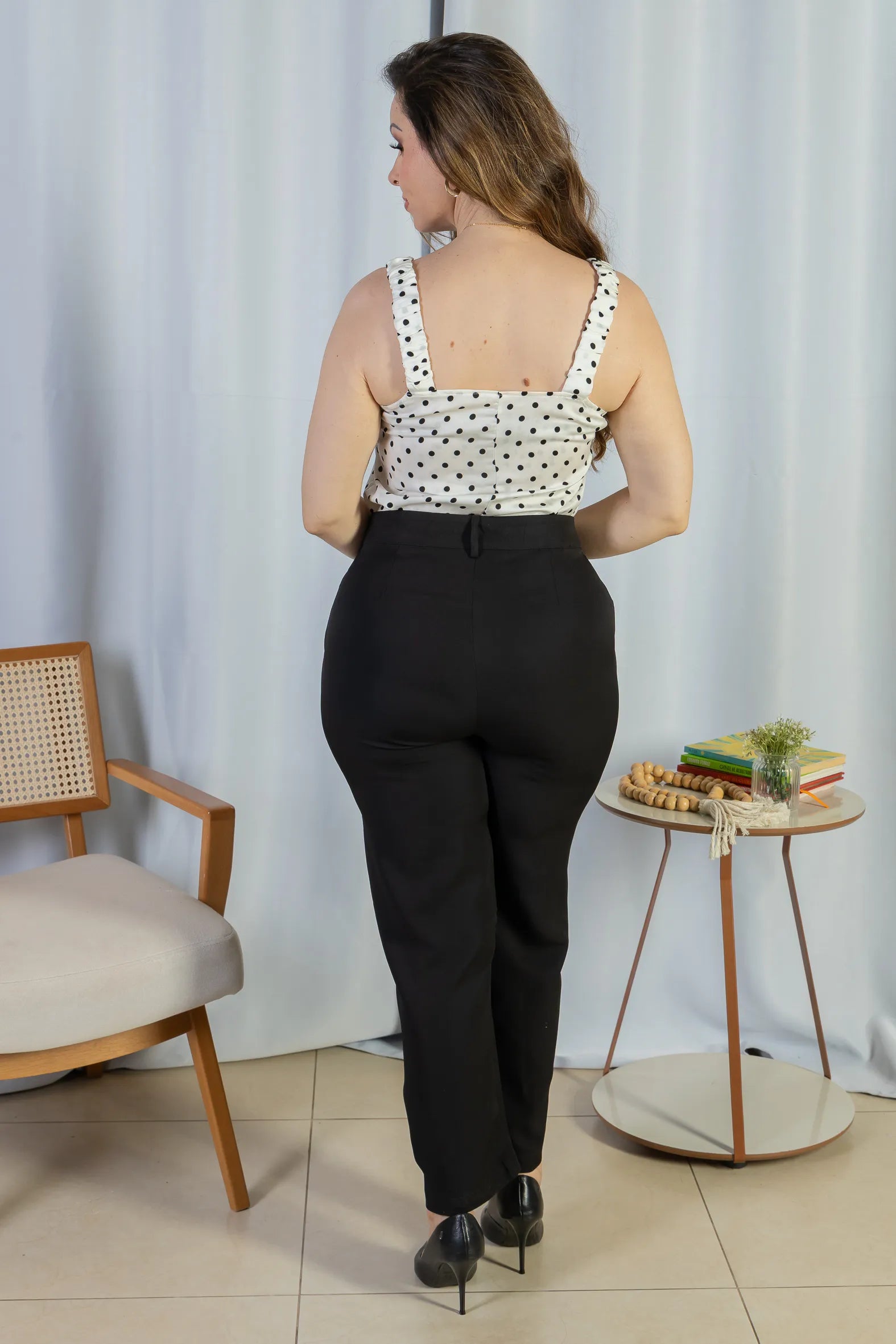 Blusa Regata Detalhe Botões Crepe Classic Elise Estampa Poá Branca