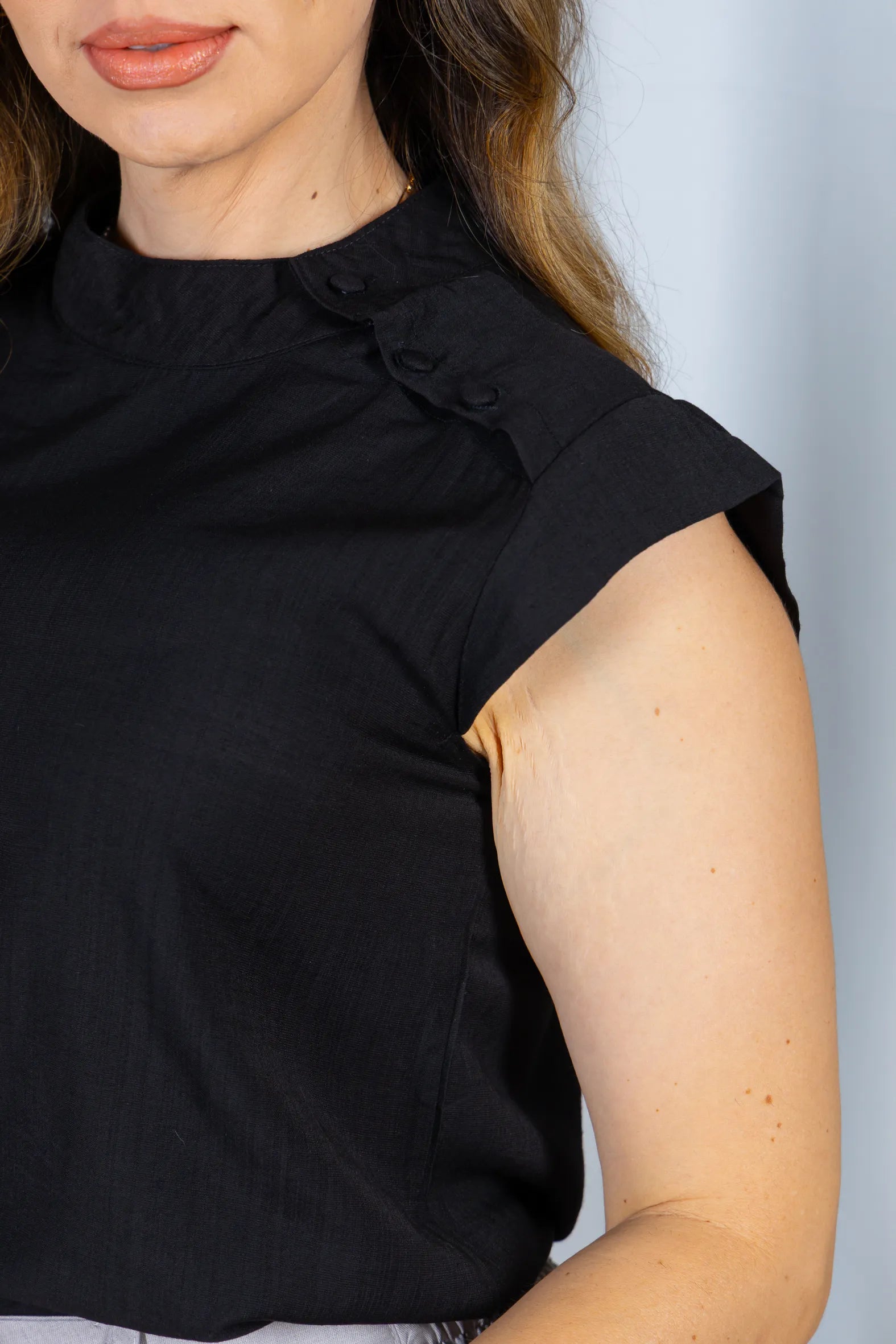 Blusa Regata Crepe Comfort Abotoadura na Gola Tainá Preta