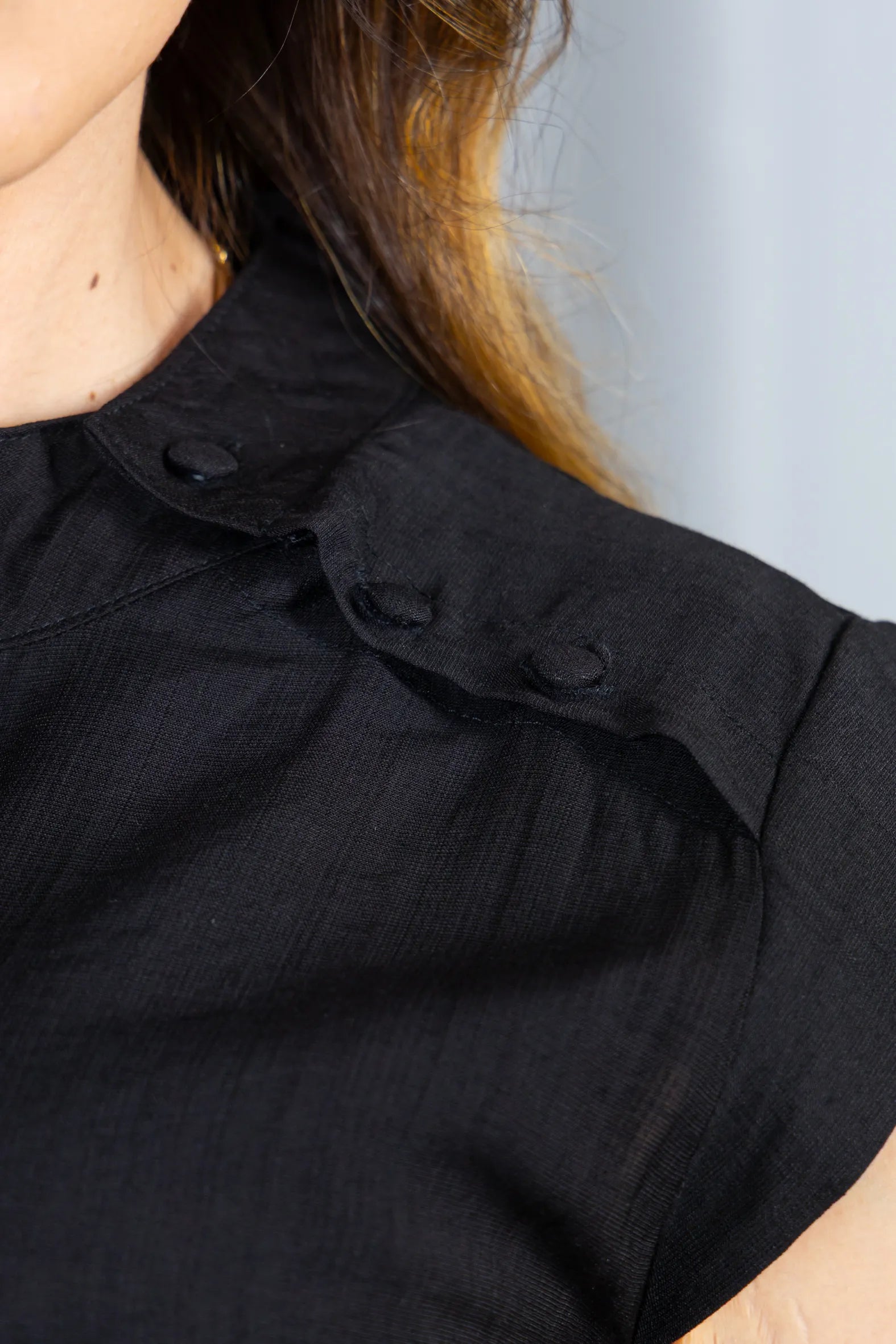 Blusa Regata Crepe Comfort Abotoadura na Gola Tainá Preta