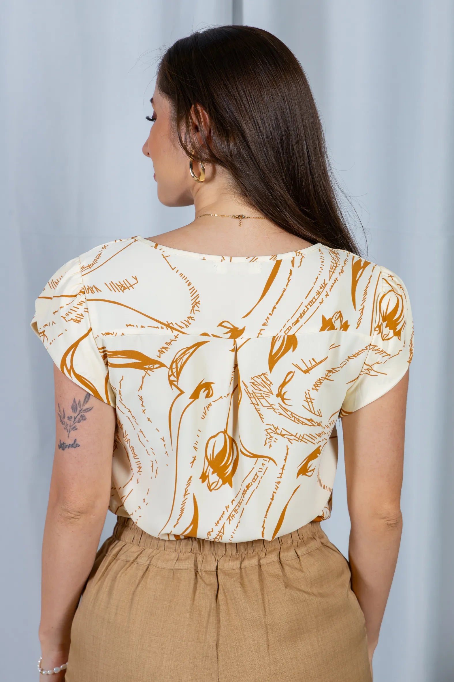 Blusa Manga Curta Transpassada Estampada em Crepe Classic Simone Bege
