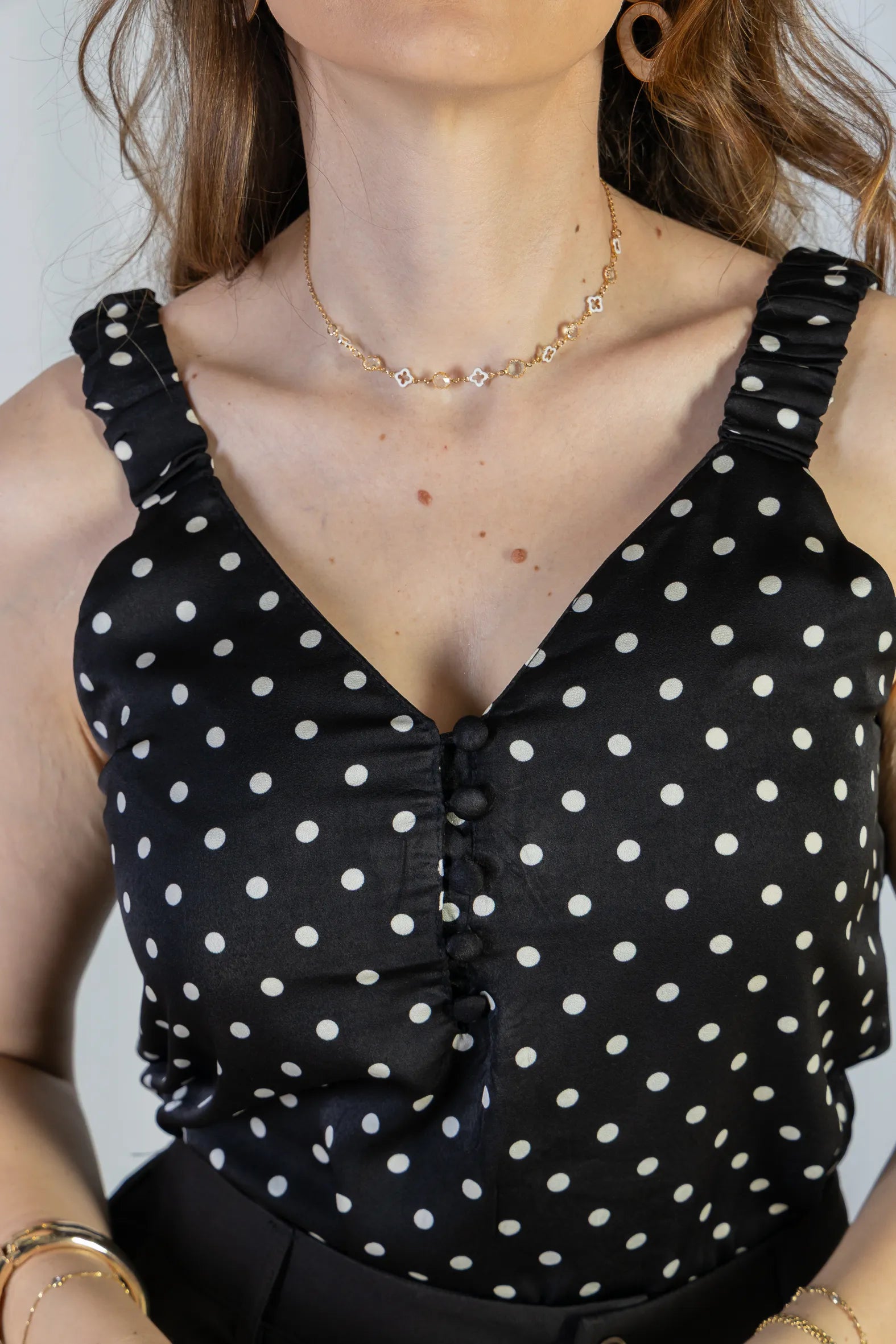 Blusa Regata Detalhe Botões Crepe Classic Elise Estampa Poá Preta