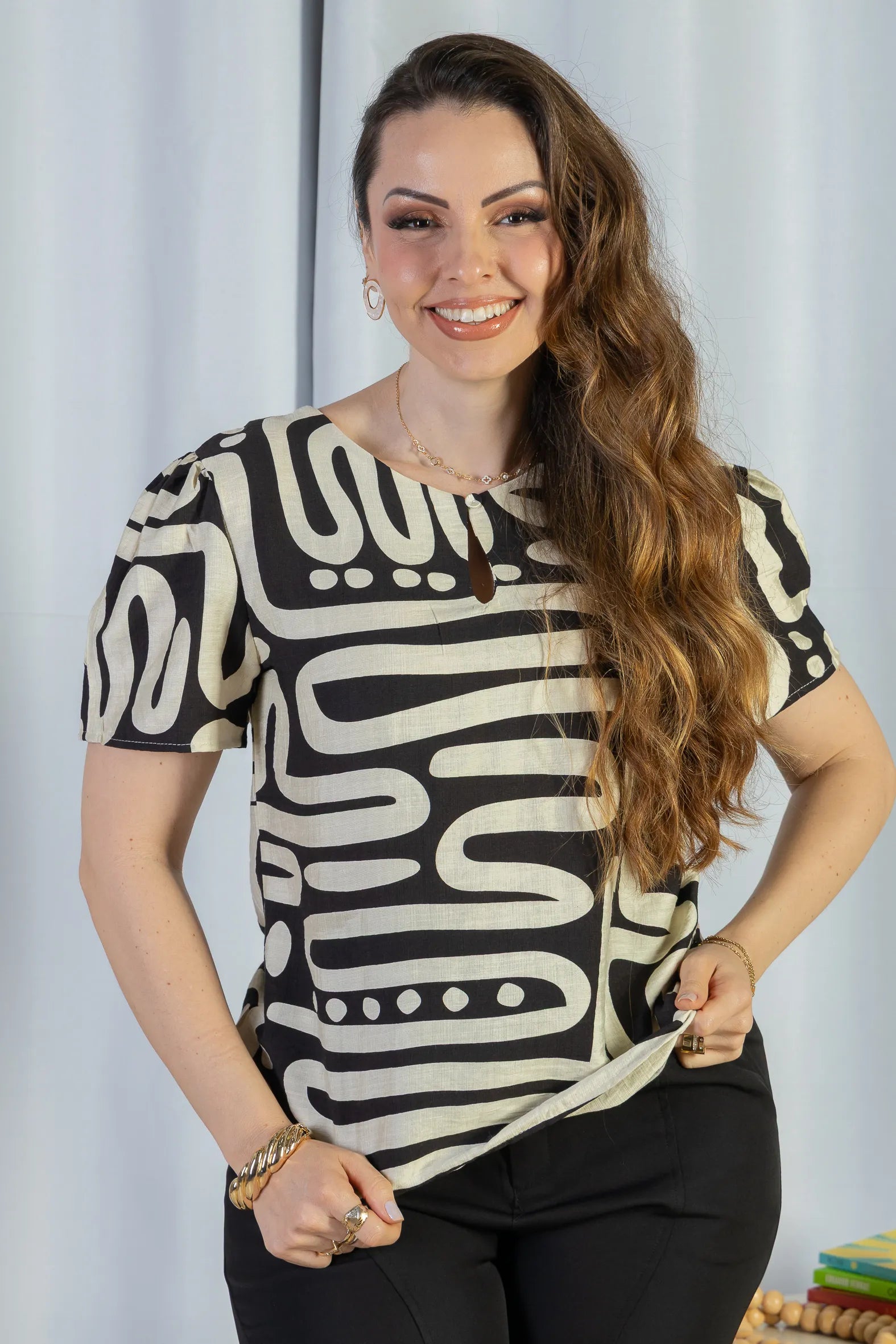 Blusa Manga Curta Detalhe Decote Visco Brise Mel Estampada Preta