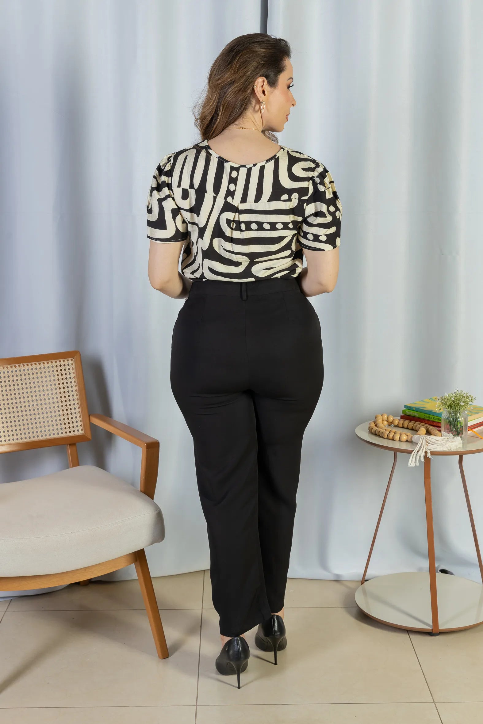 Blusa Manga Curta Detalhe Decote Visco Brise Mel Estampada Preta