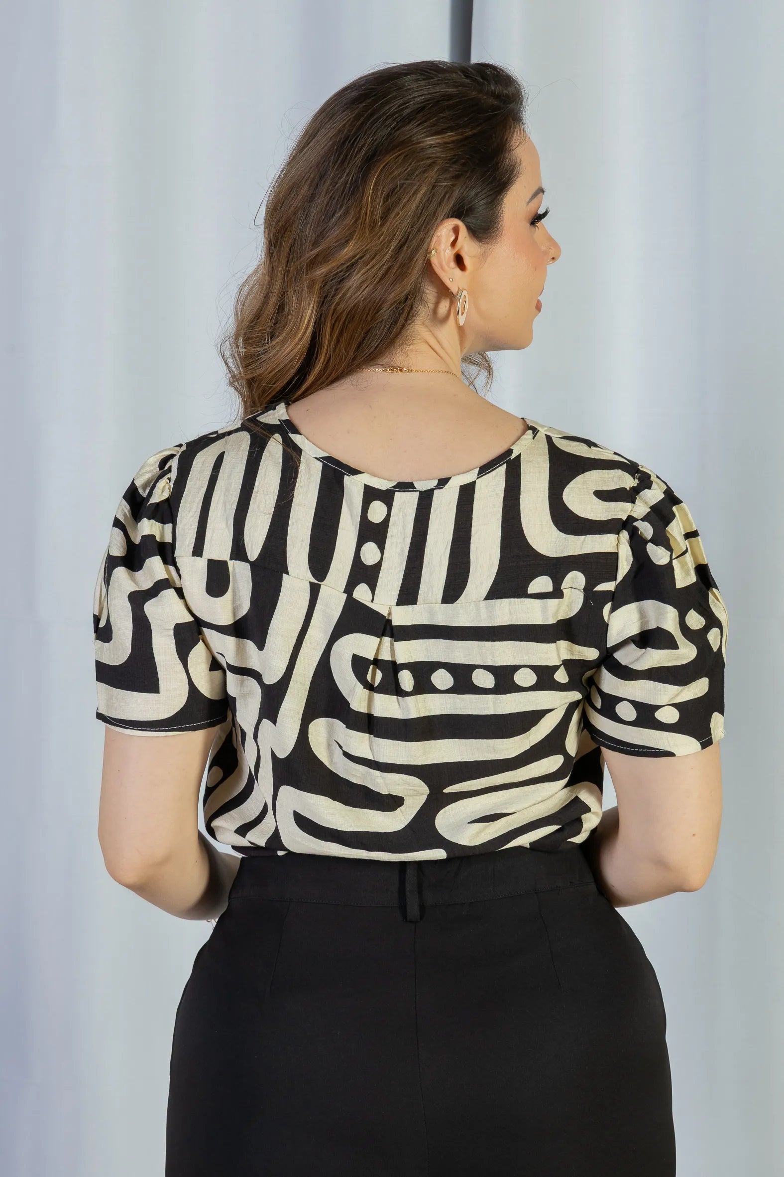 Blusa Manga Curta Detalhe Decote Visco Brise Mel Estampada Preta