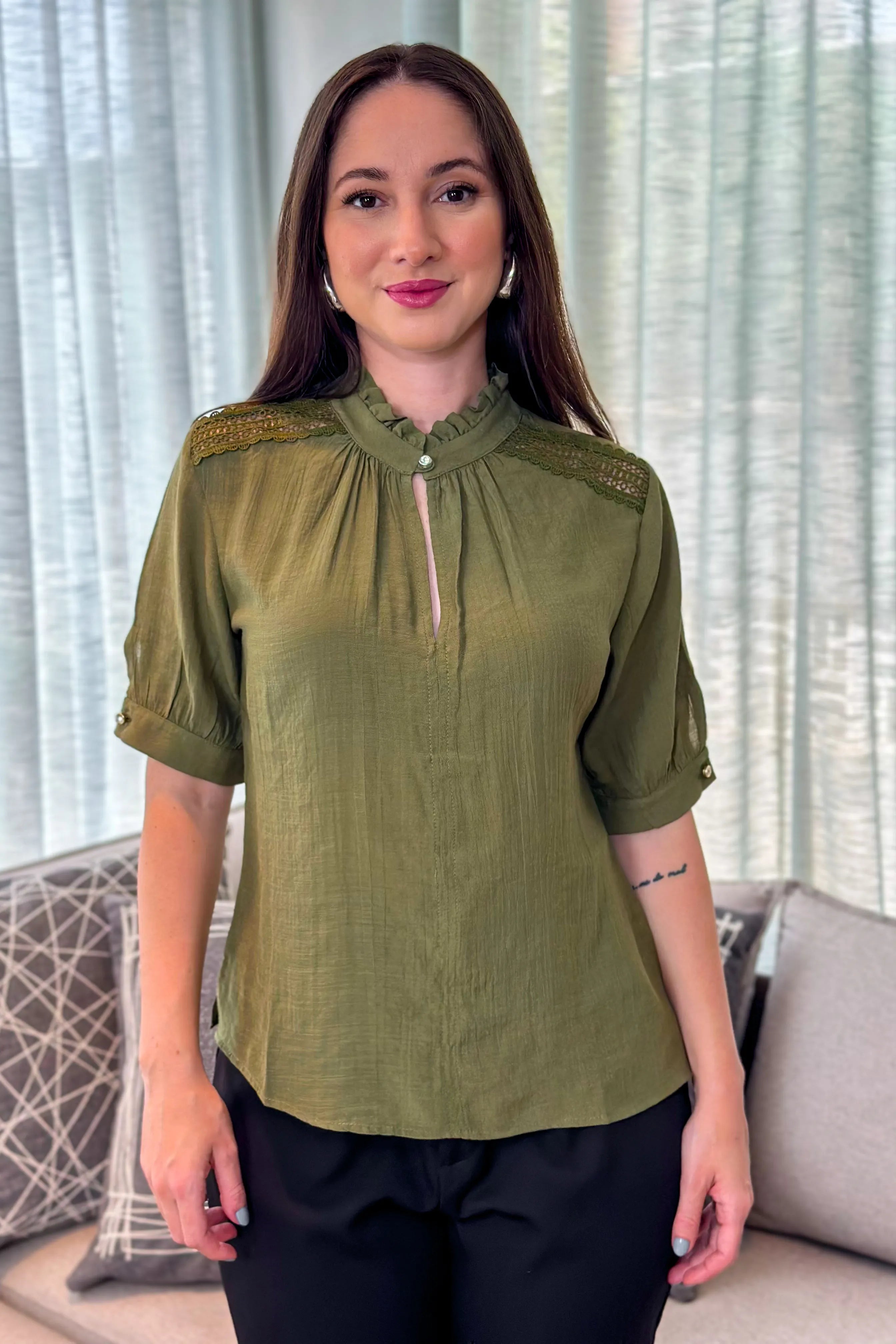 Blusa Manga Curta Ombro Guipir Marcela Verde Militar
