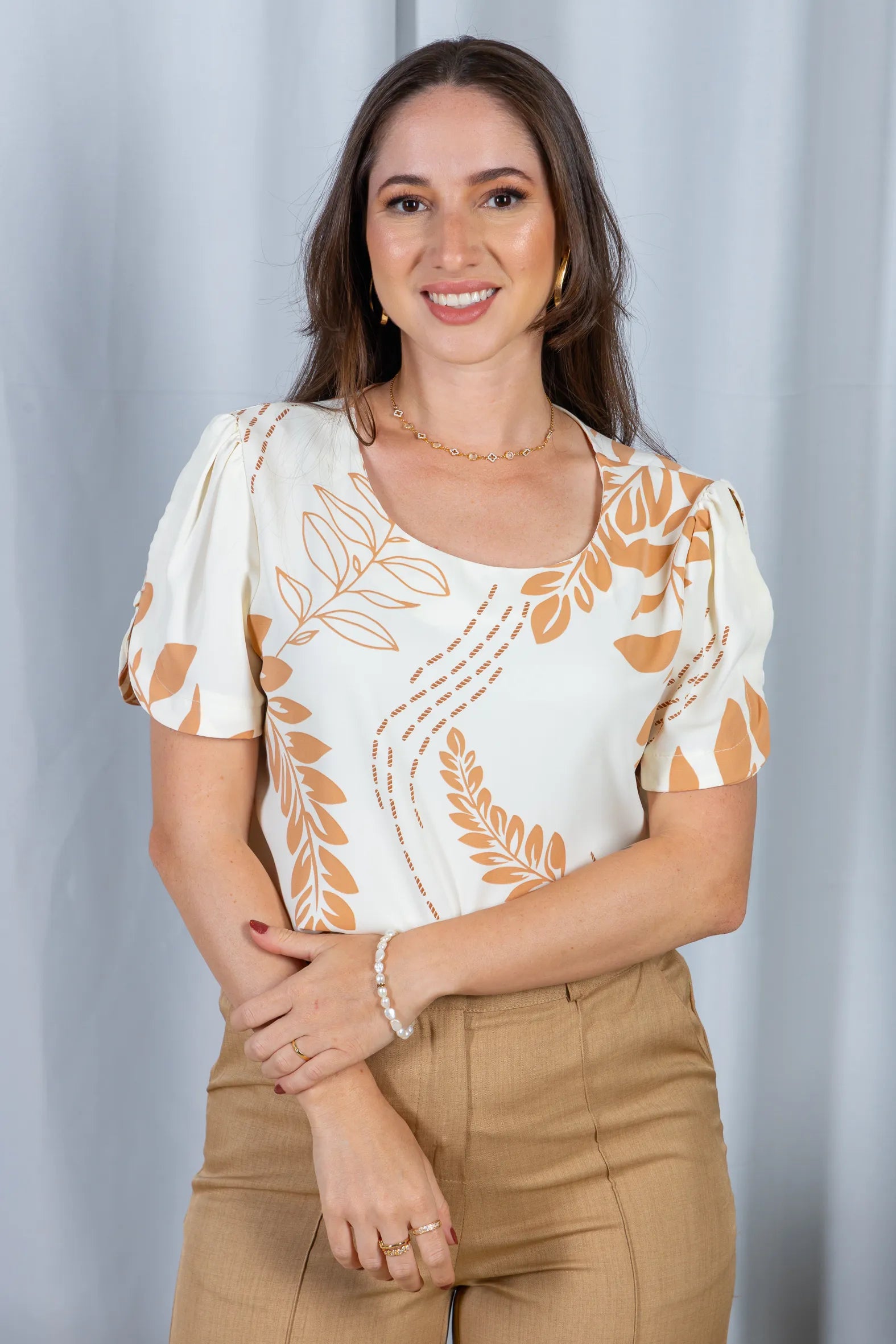 Blusa Manga Curta Fecho em Botão Estampada Crepe Classic Claudete Marrom