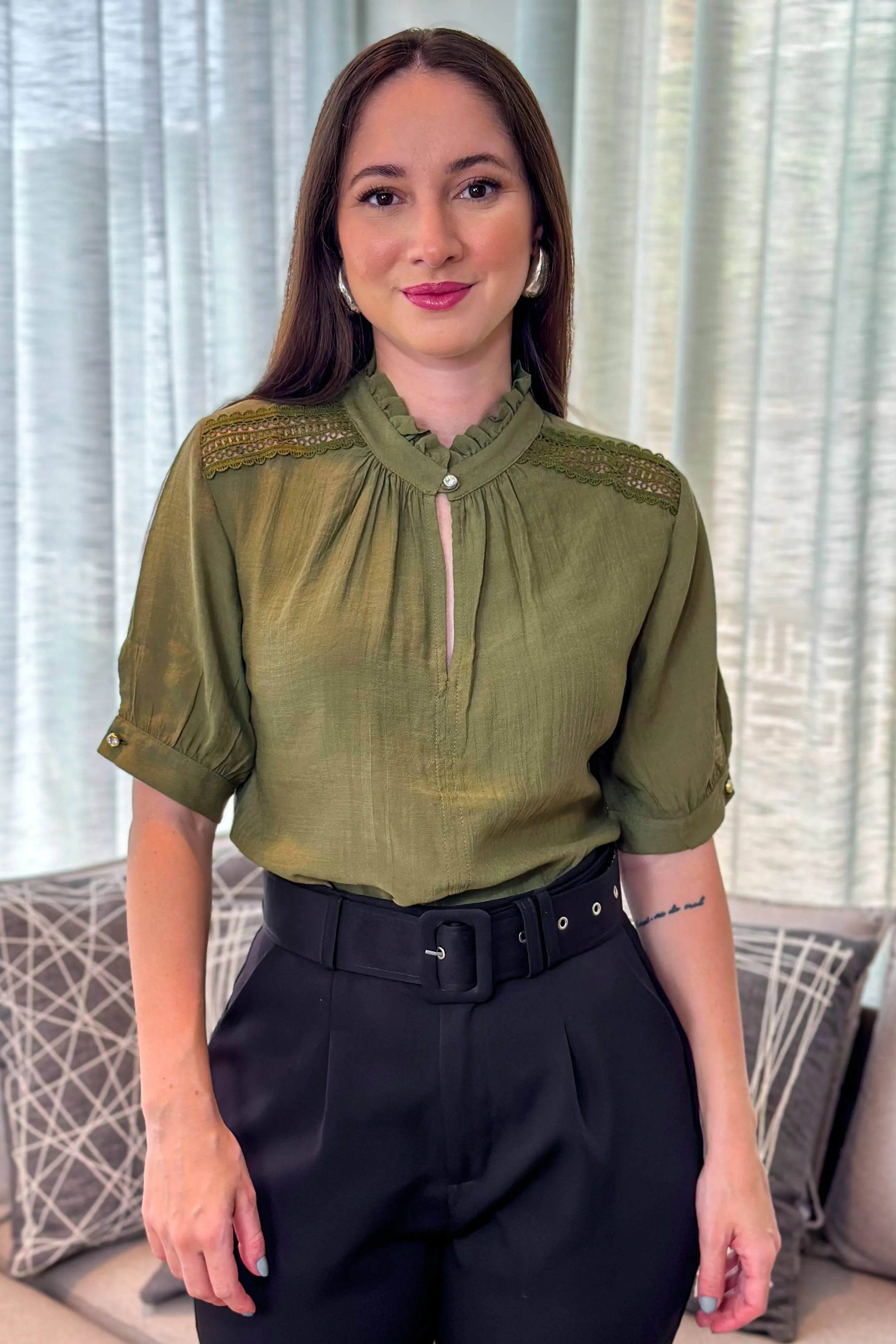 Blusa Manga Curta Ombro Guipir Marcela Verde Militar