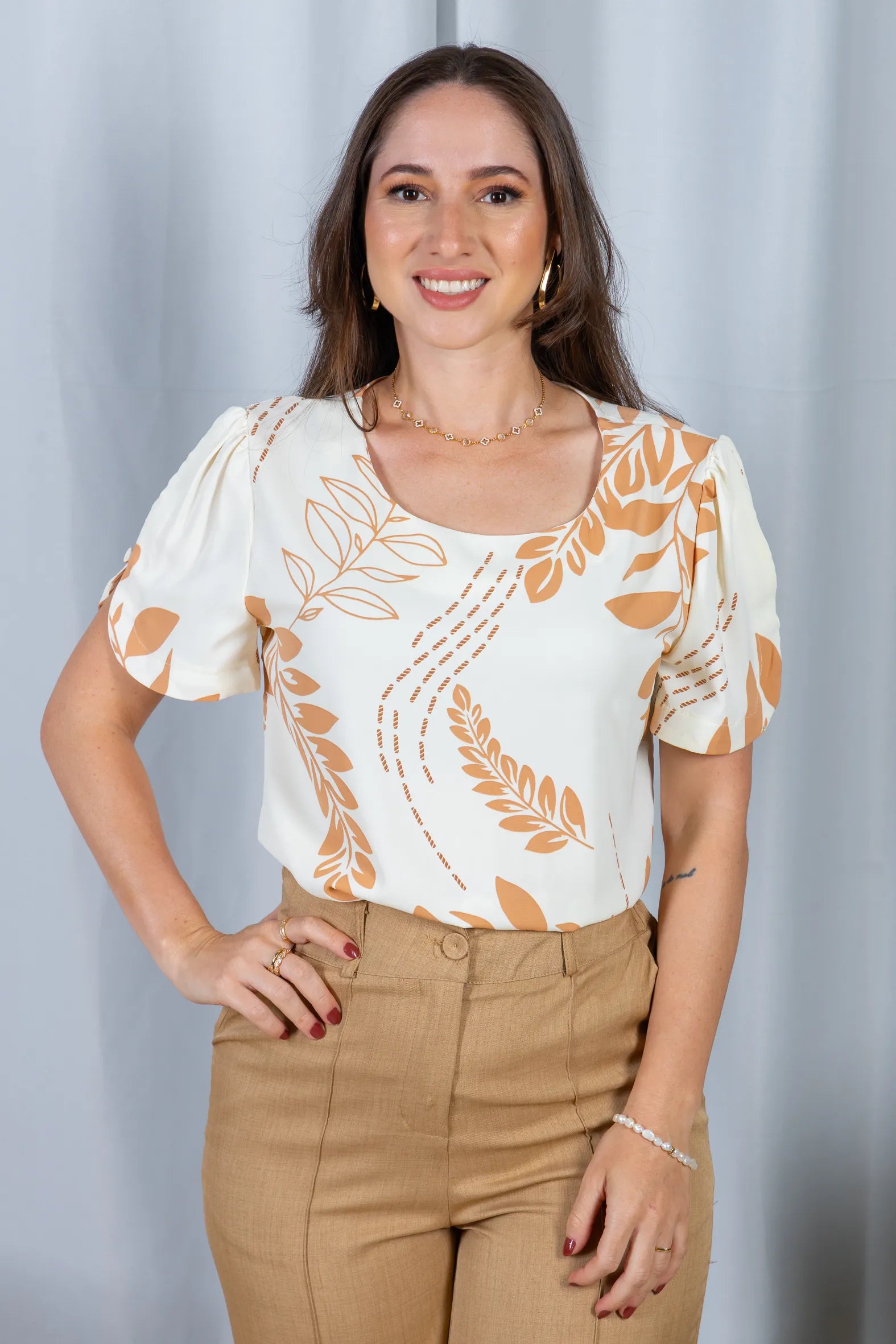 Blusa Manga Curta Fecho em Botão Estampada Crepe Classic Claudete Marrom