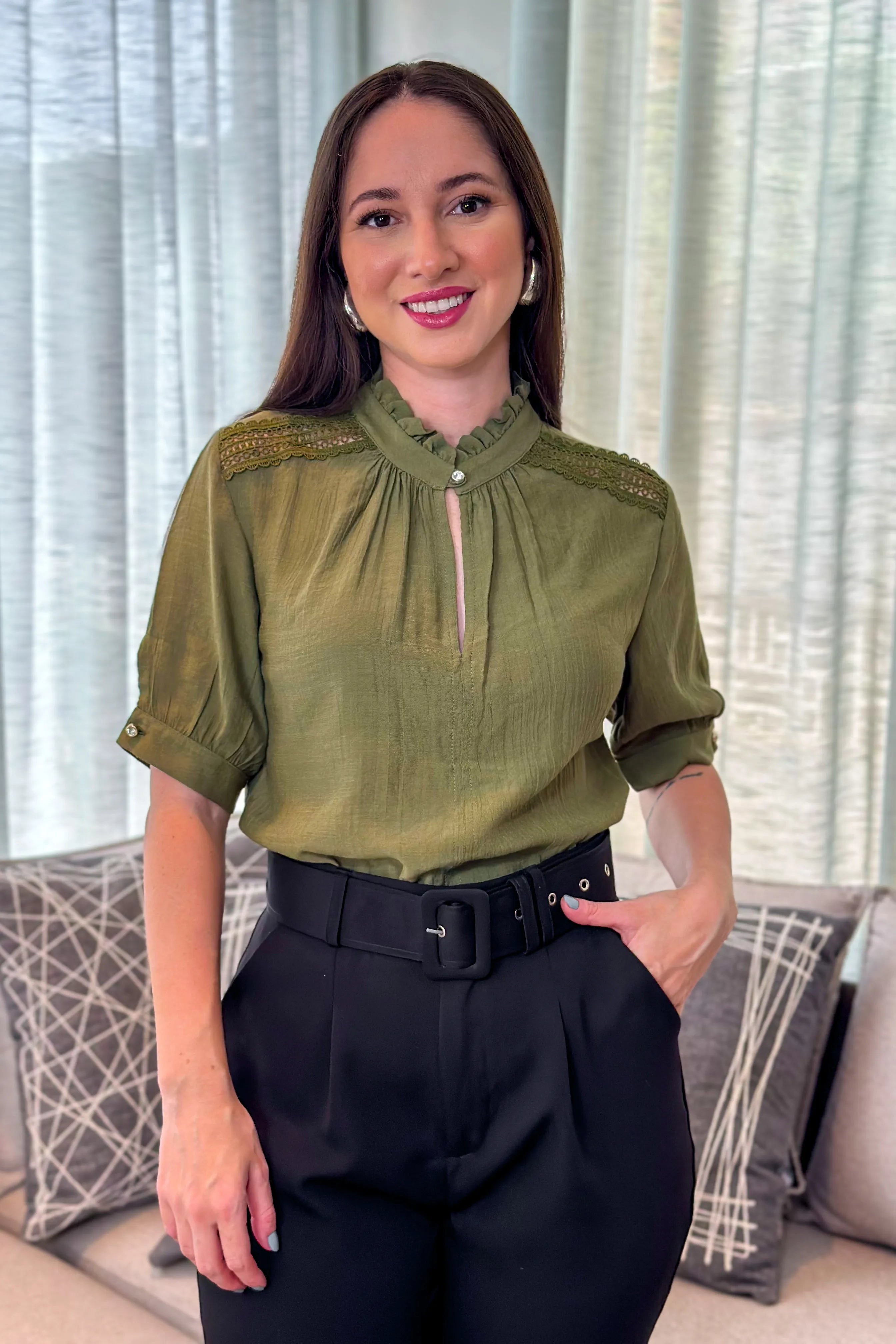 Blusa Manga Curta Ombro Guipir Marcela Verde Militar