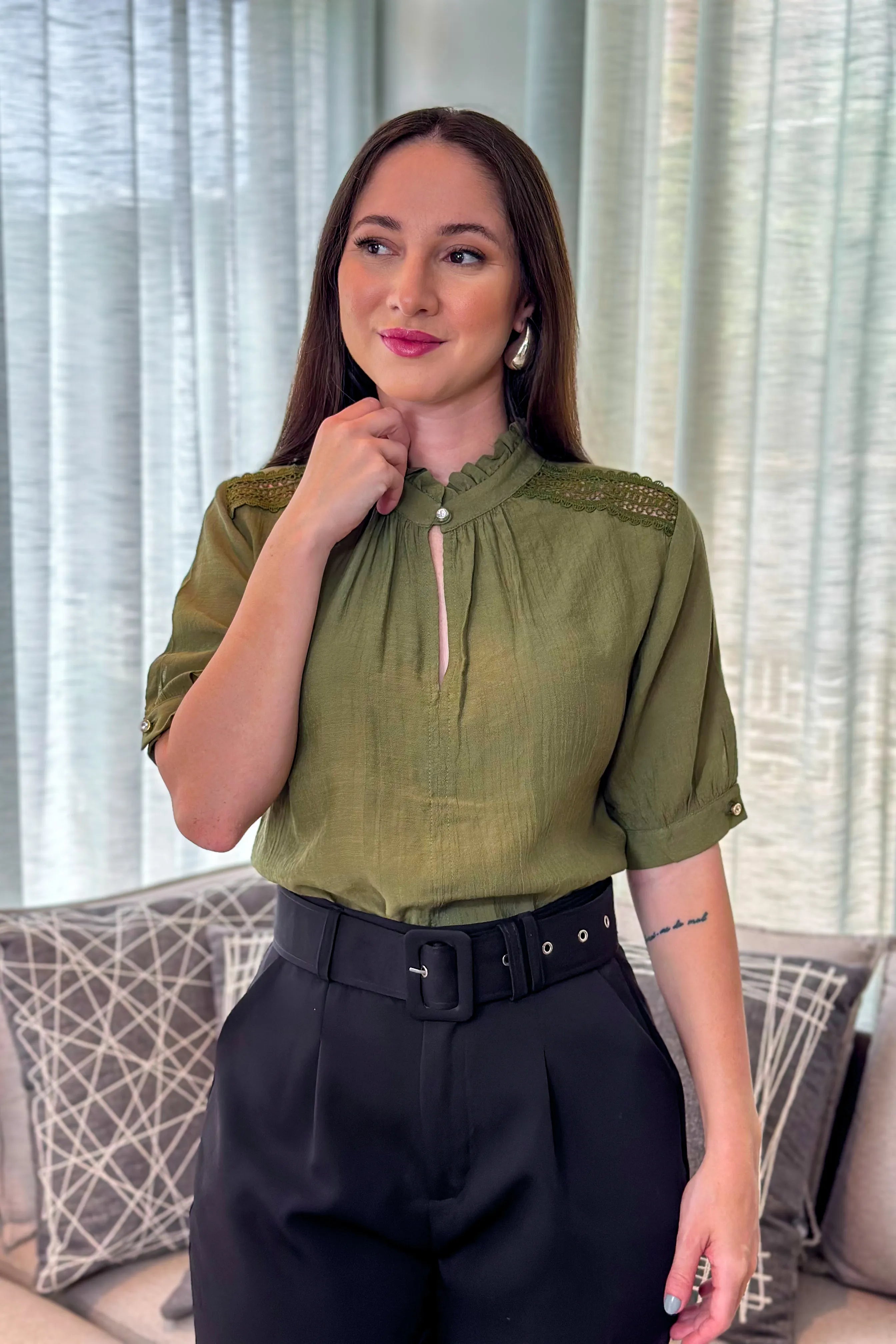 Blusa Manga Curta Ombro Guipir Marcela Verde Militar