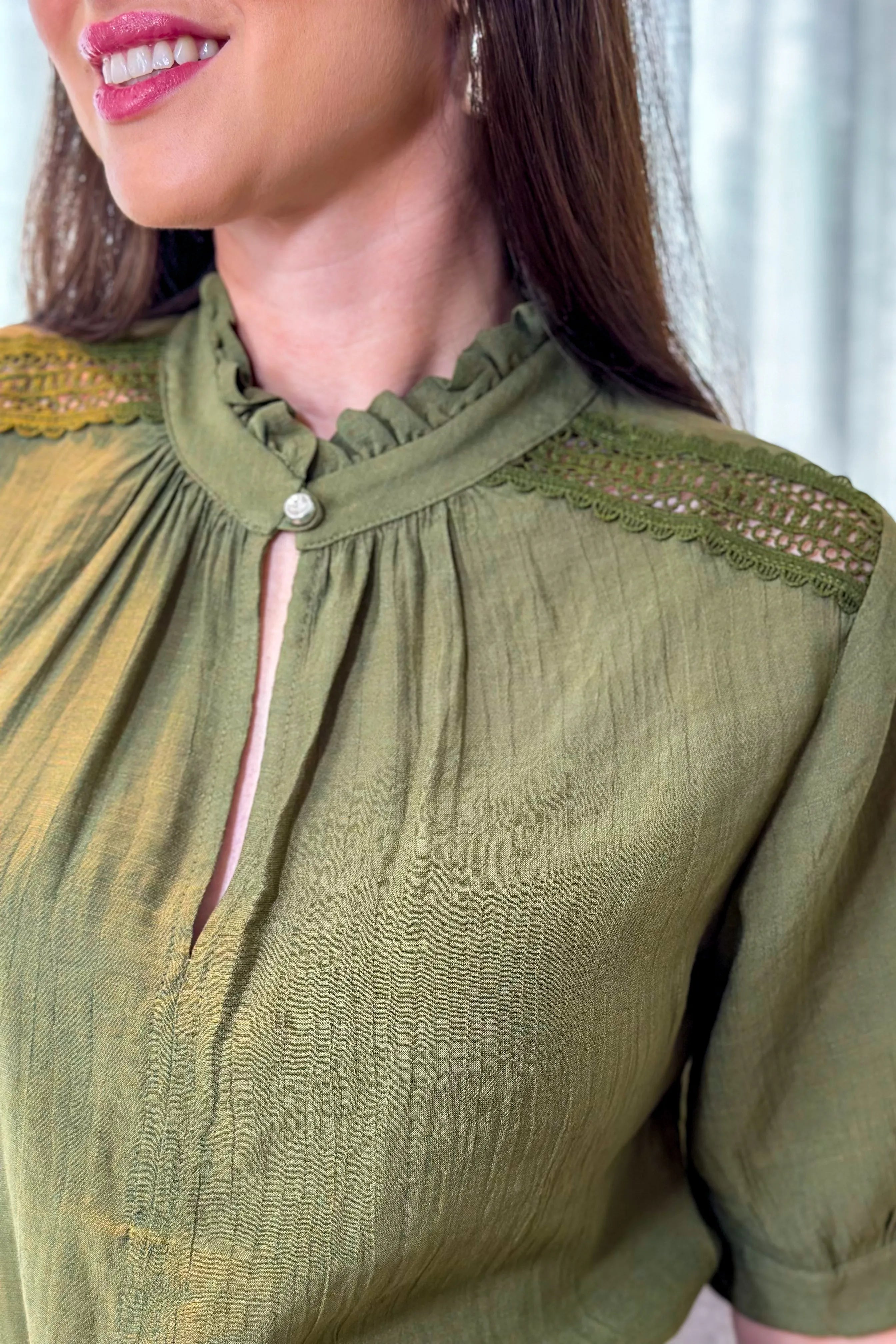 Blusa Manga Curta Ombro Guipir Marcela Verde Militar