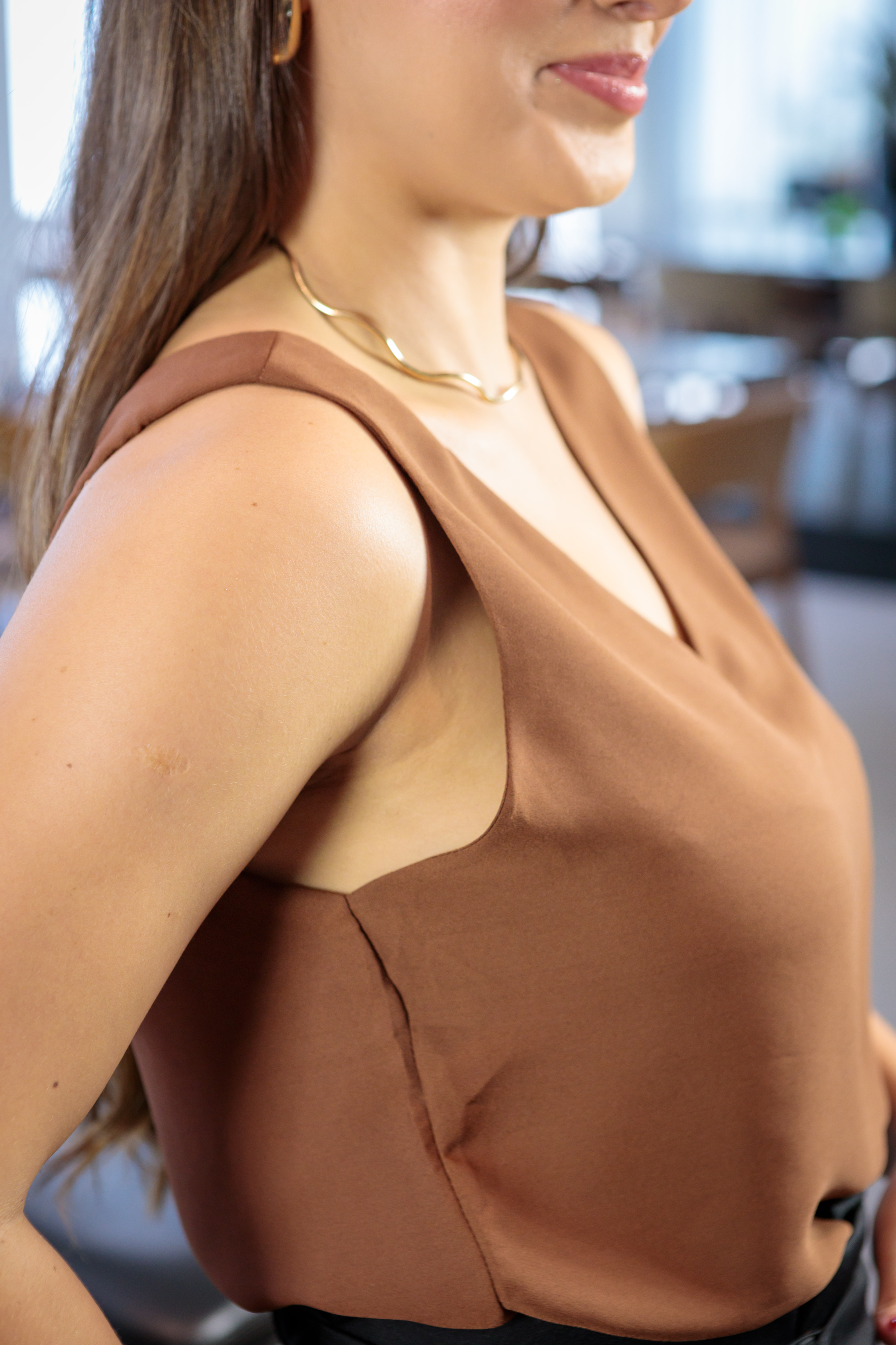 Blusa Regata Lisa Decote "V" Sabrina Marrom