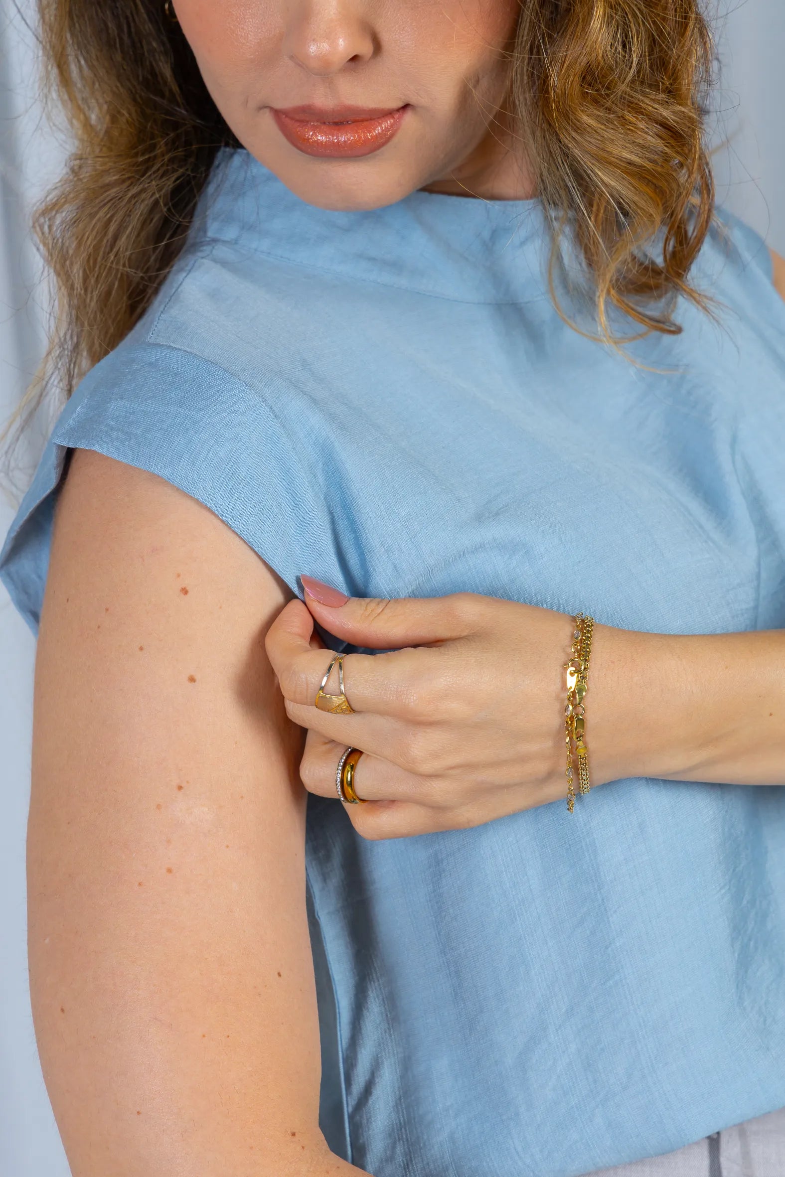 Blusa Regata Crepe Comfort Abotoadura na Gola Tainá Azul