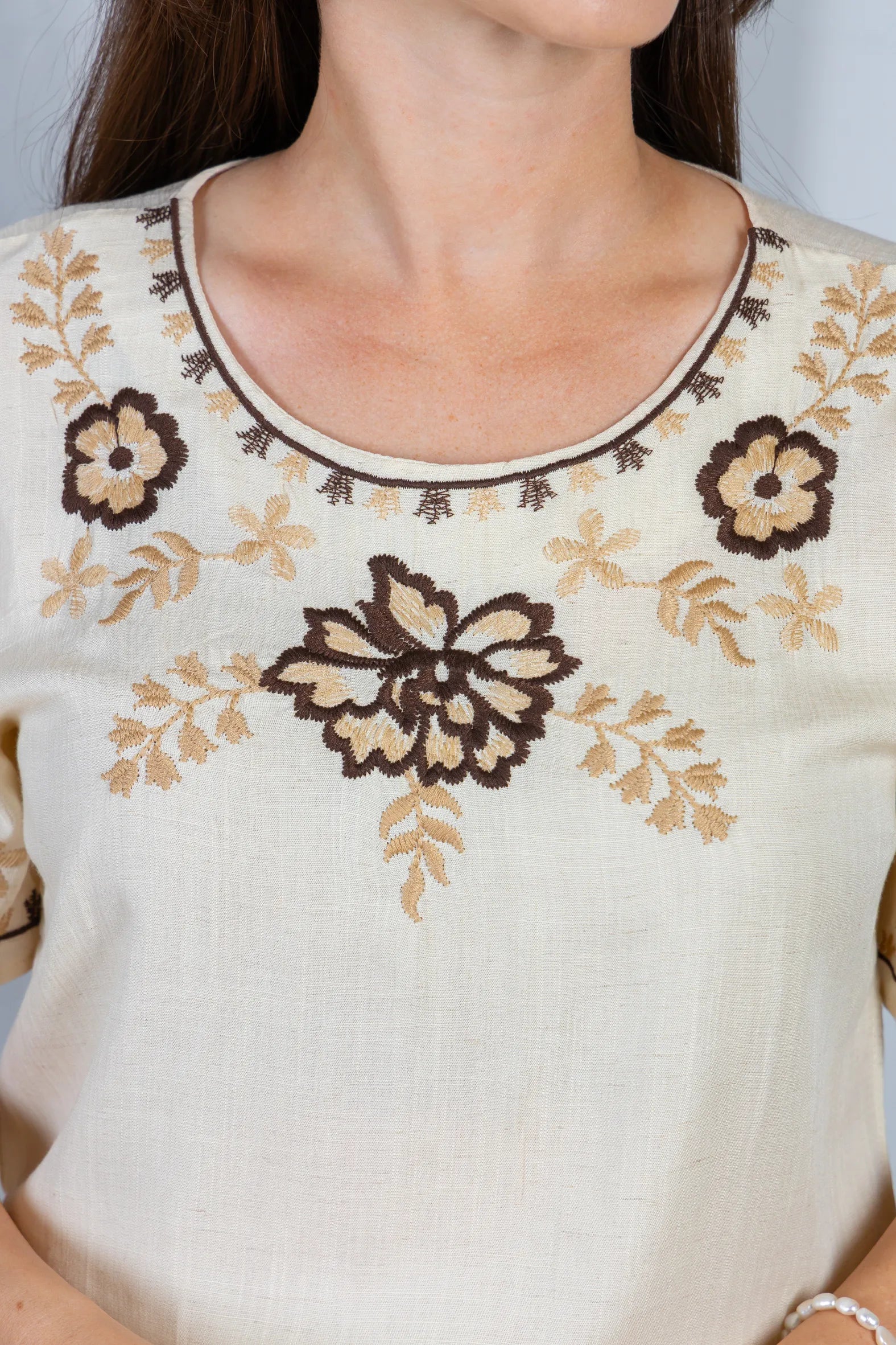 Blusa Manga Curta Visco-Linho Detalhes Bordados em Flores Darcy Creme