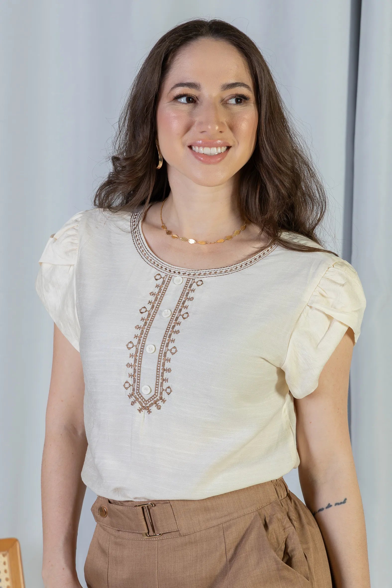 Blusa Manga Curta Transpassada Detalhe Botão Visco Soft Vanessa Creme