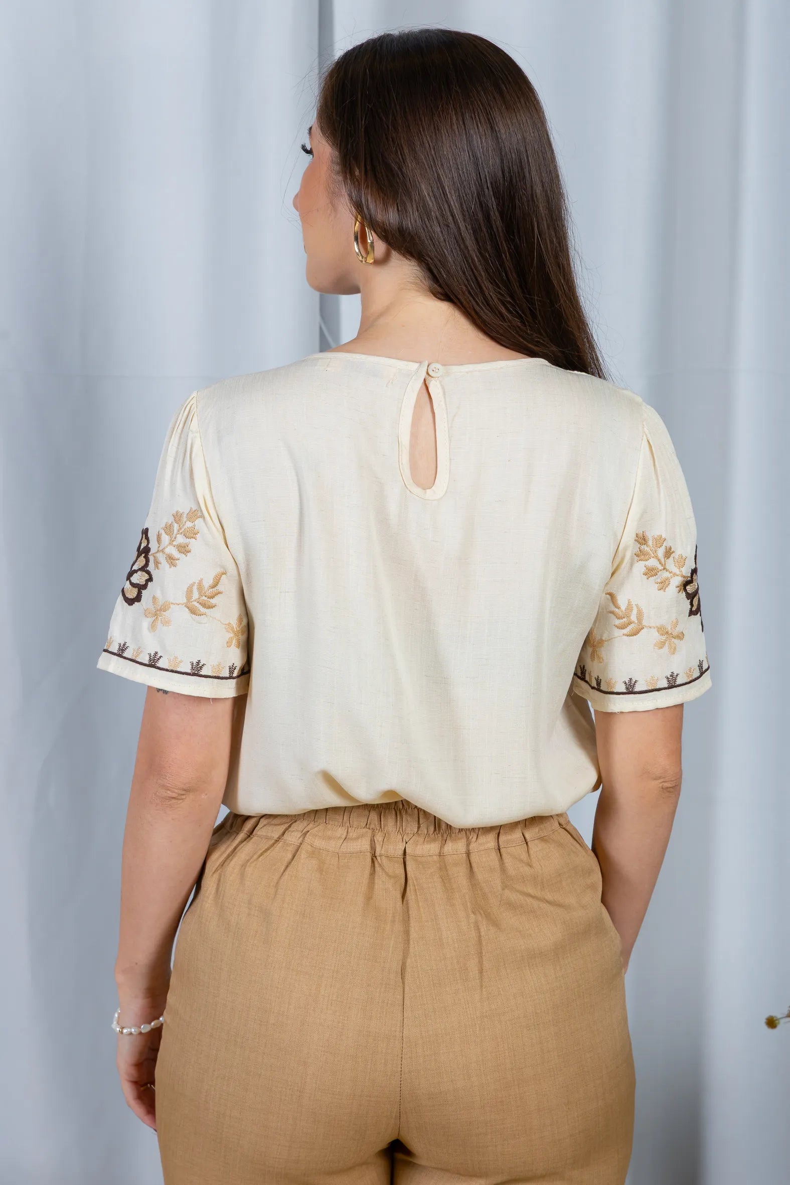 Blusa Manga Curta Visco-Linho Detalhes Bordados em Flores Darcy Creme