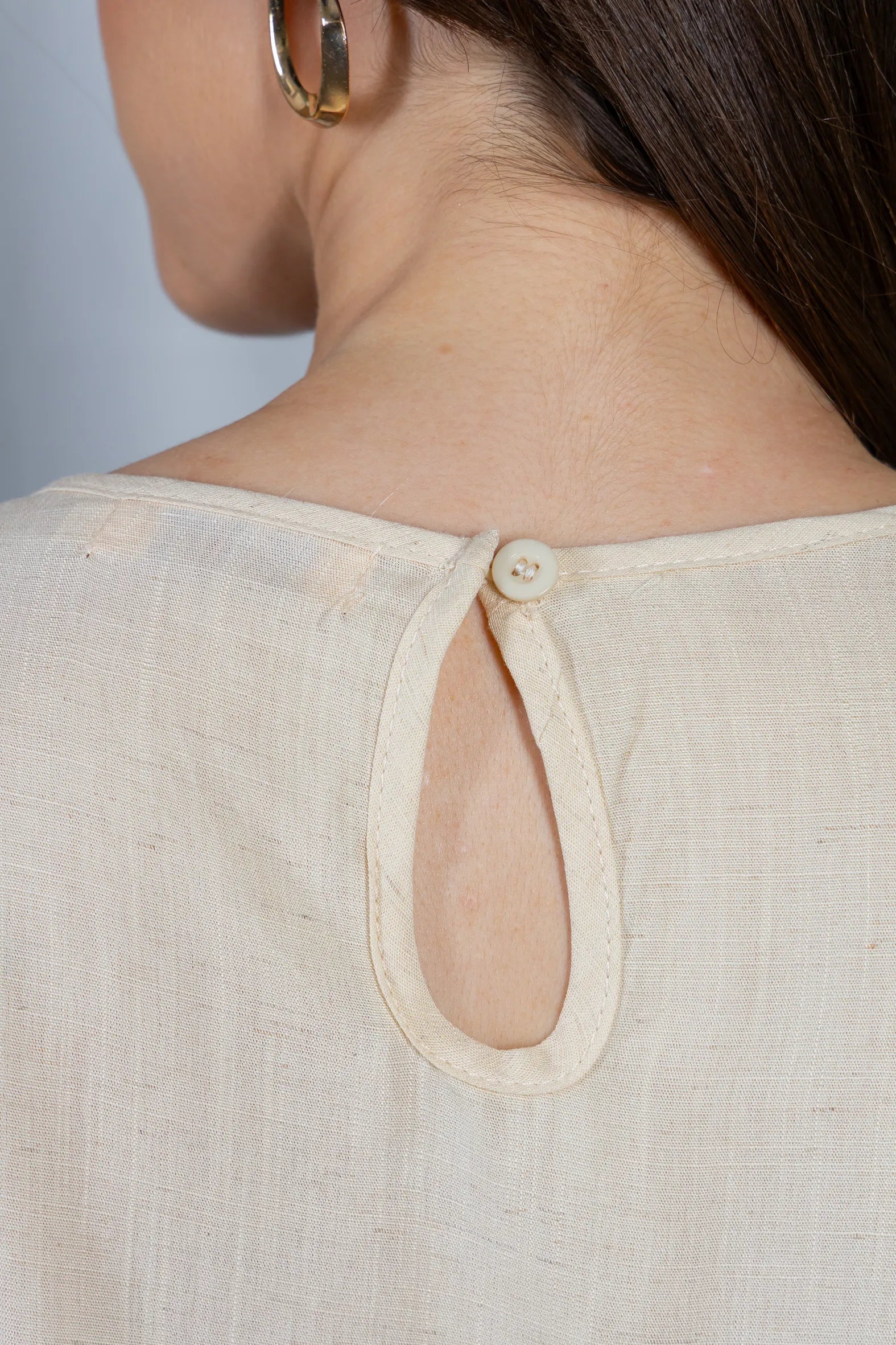 Blusa Manga Curta Visco-Linho Detalhes Bordados em Flores Darcy Creme