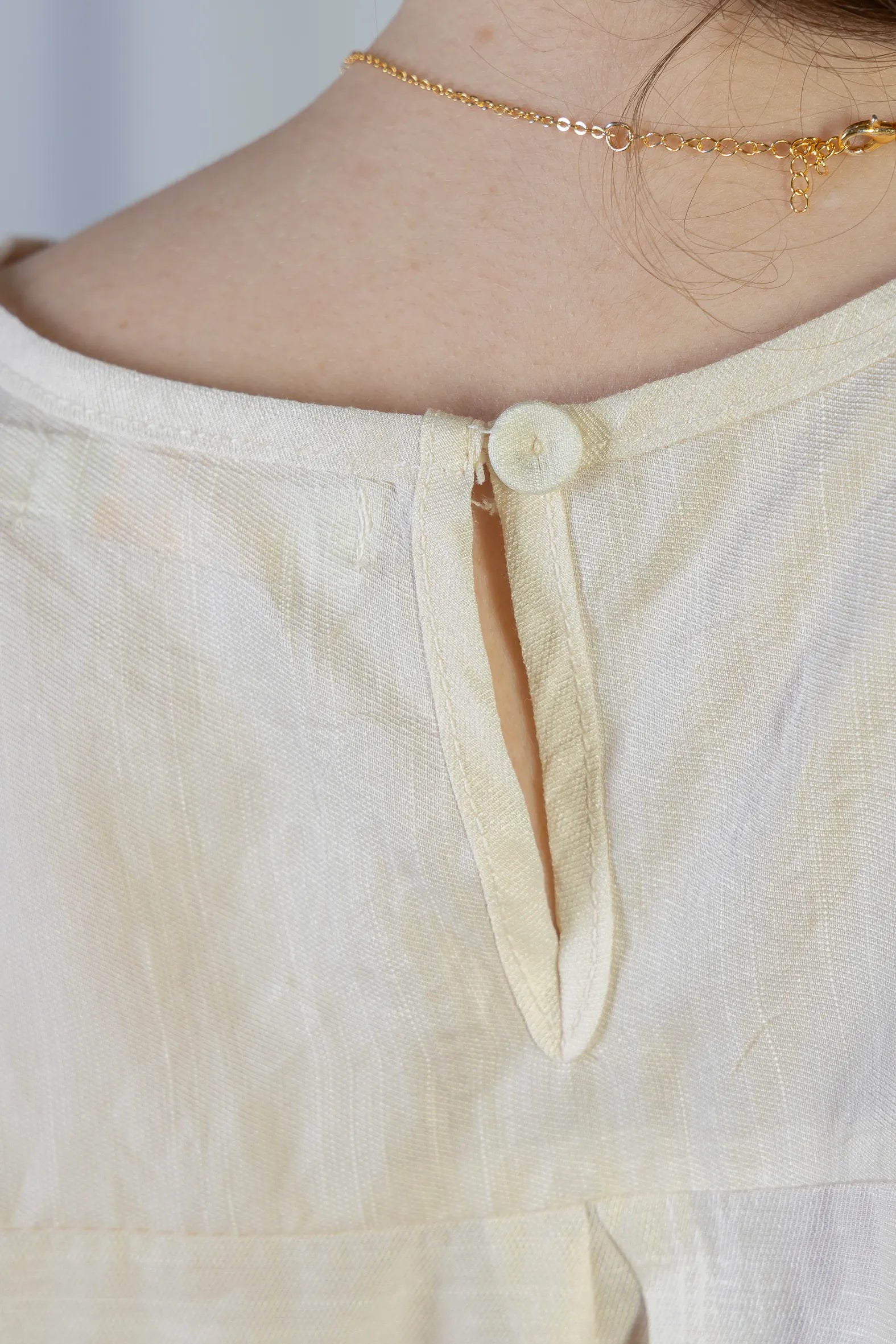 Blusa Manga Curta Transpassada Detalhe Botão Visco Soft Vanessa Creme