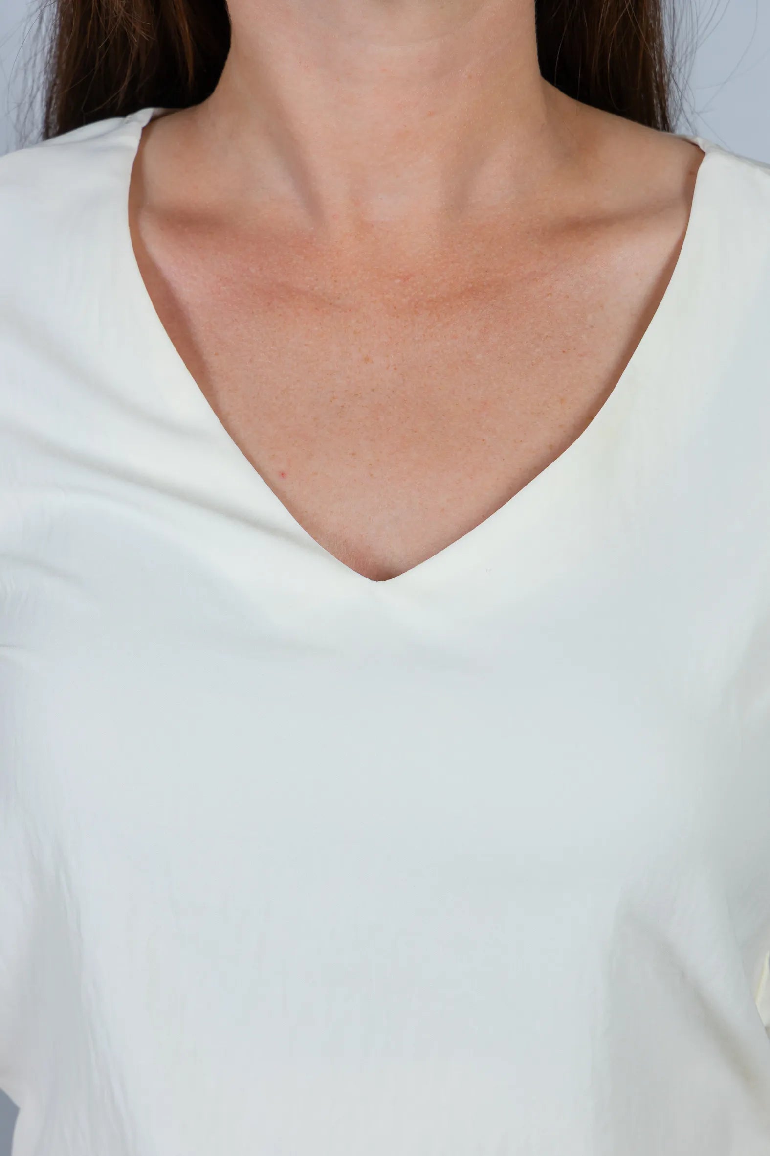 Blusa Manga Curta Detalhe Amarração Decote V Crepe Classic Silvana Creme
