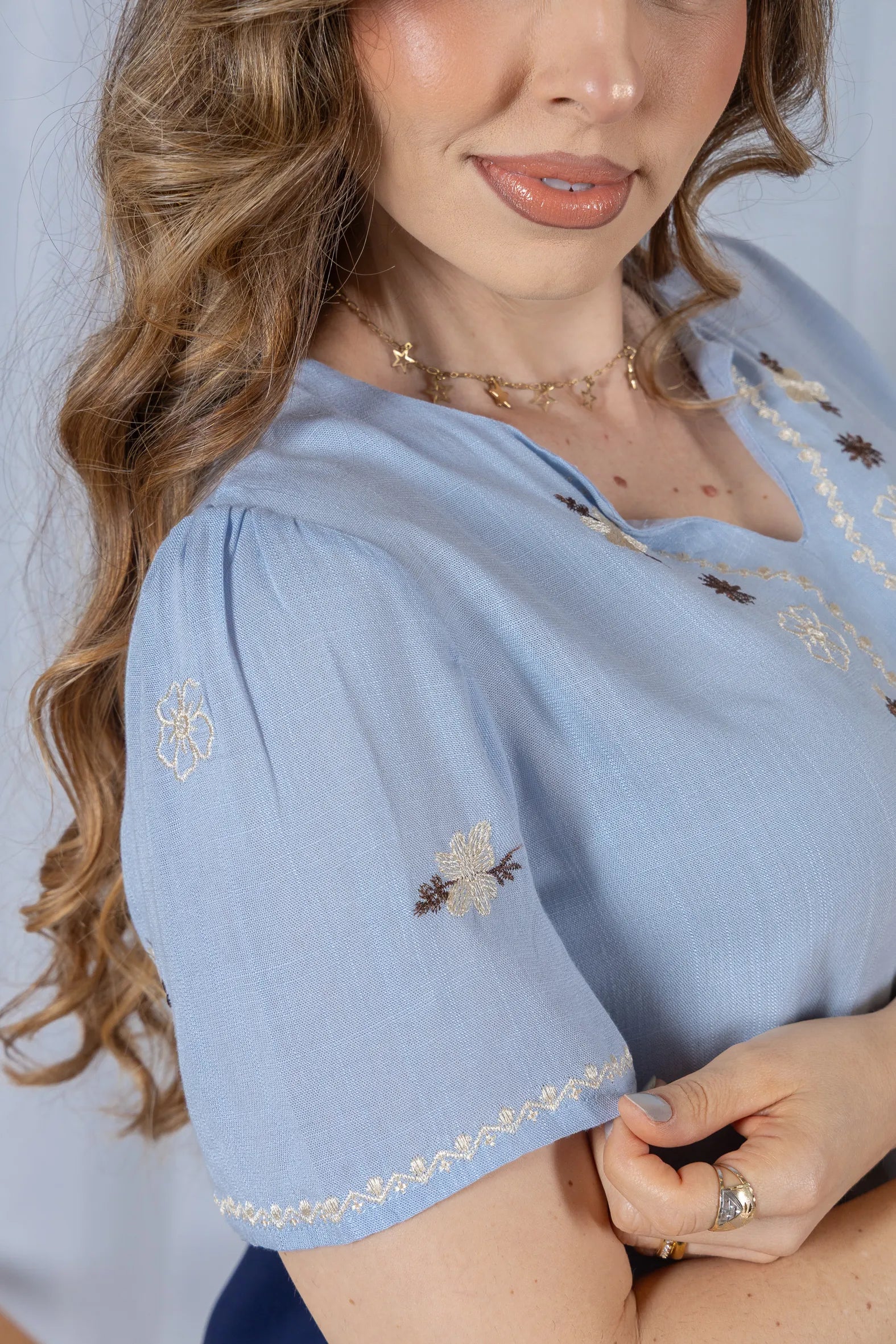 Blusa Manga Curta Decote em 'V' em Viscose com Acabamento Bordado Liara Azul
