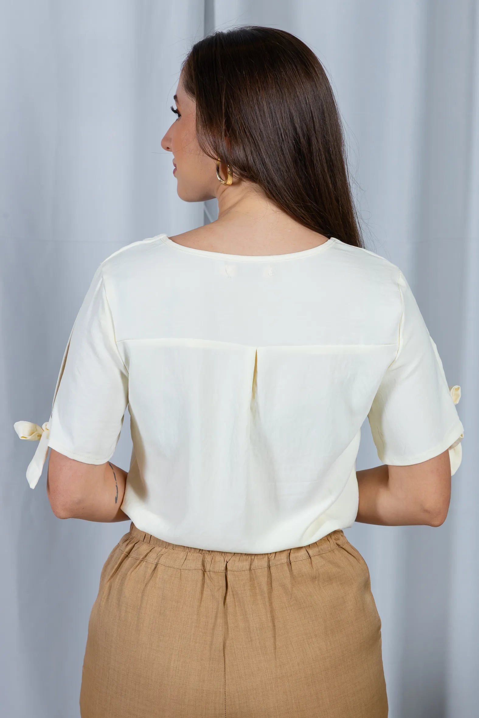 Blusa Manga Curta Detalhe Amarração Decote V Crepe Classic Silvana Creme