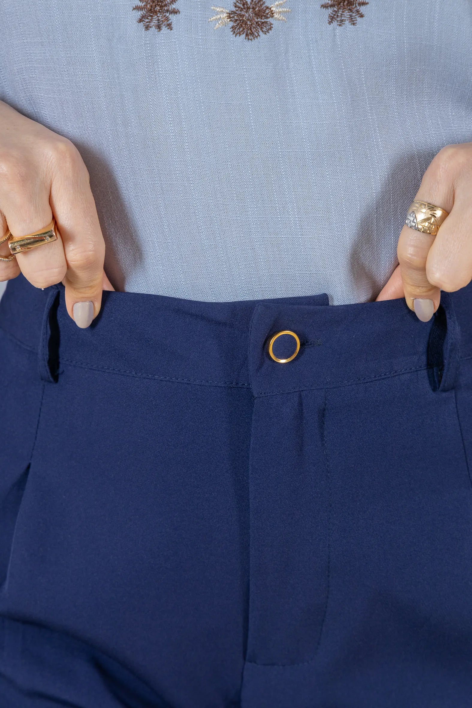 Calça Corte Reto em Alfaiataria com Botão Encapado e Bolso Assimétrico Yara Azul Marinho