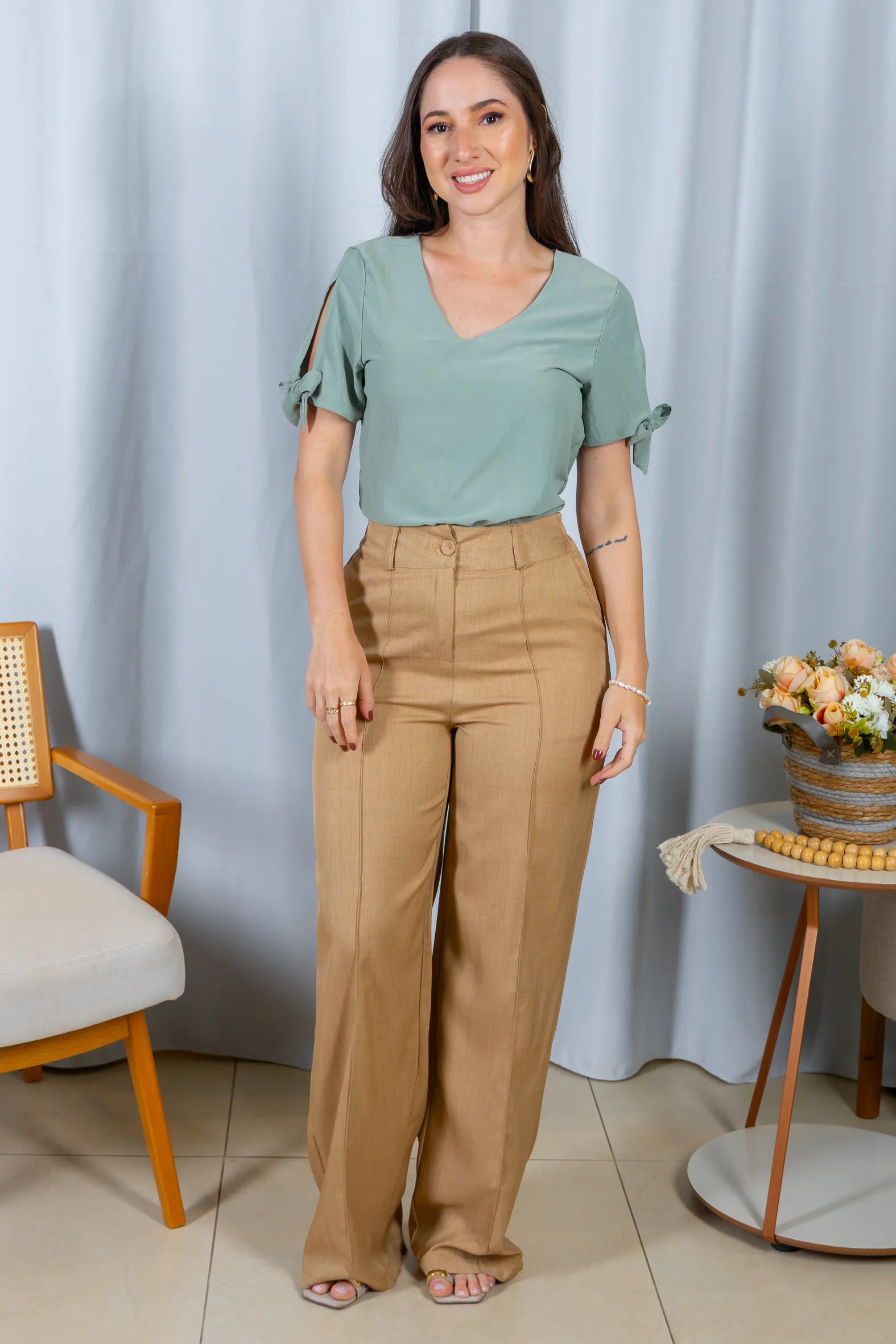 Blusa Manga Curta Detalhe Amarração Decote V Crepe Classic Silvana Verde