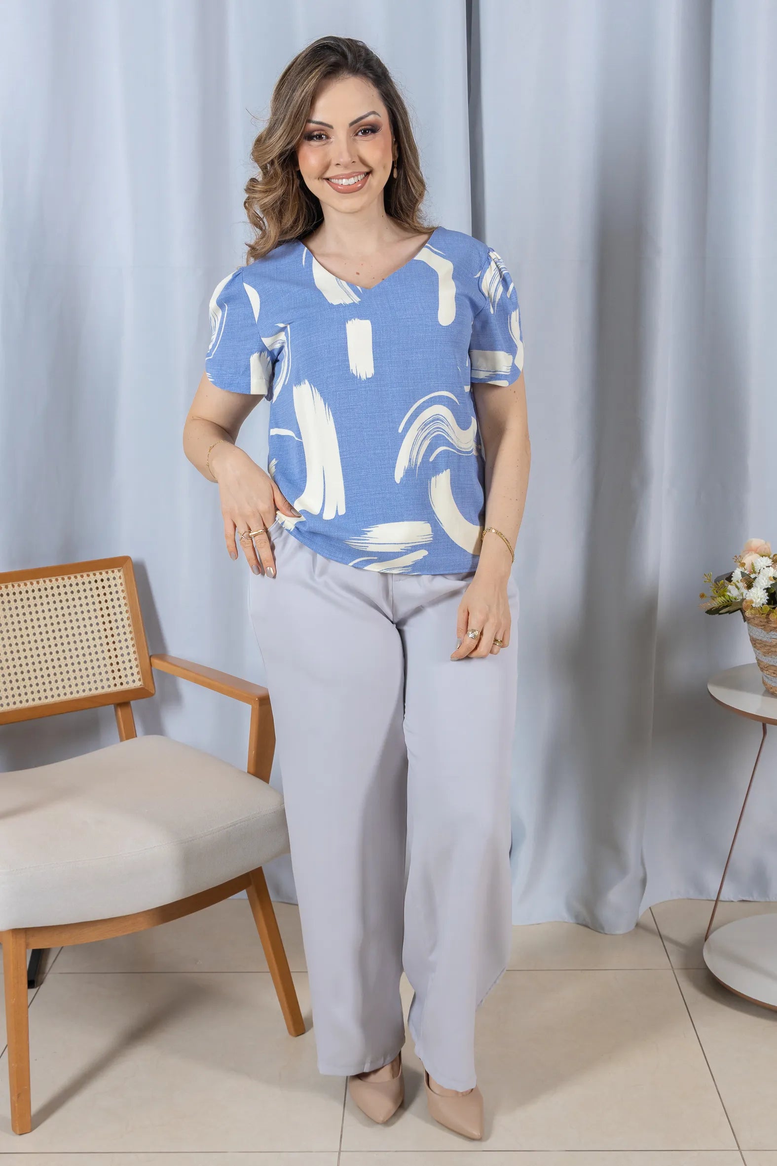 Blusa Manga Curta em Crepe Classic Detalhe Botão Alessandra Estampada Azul