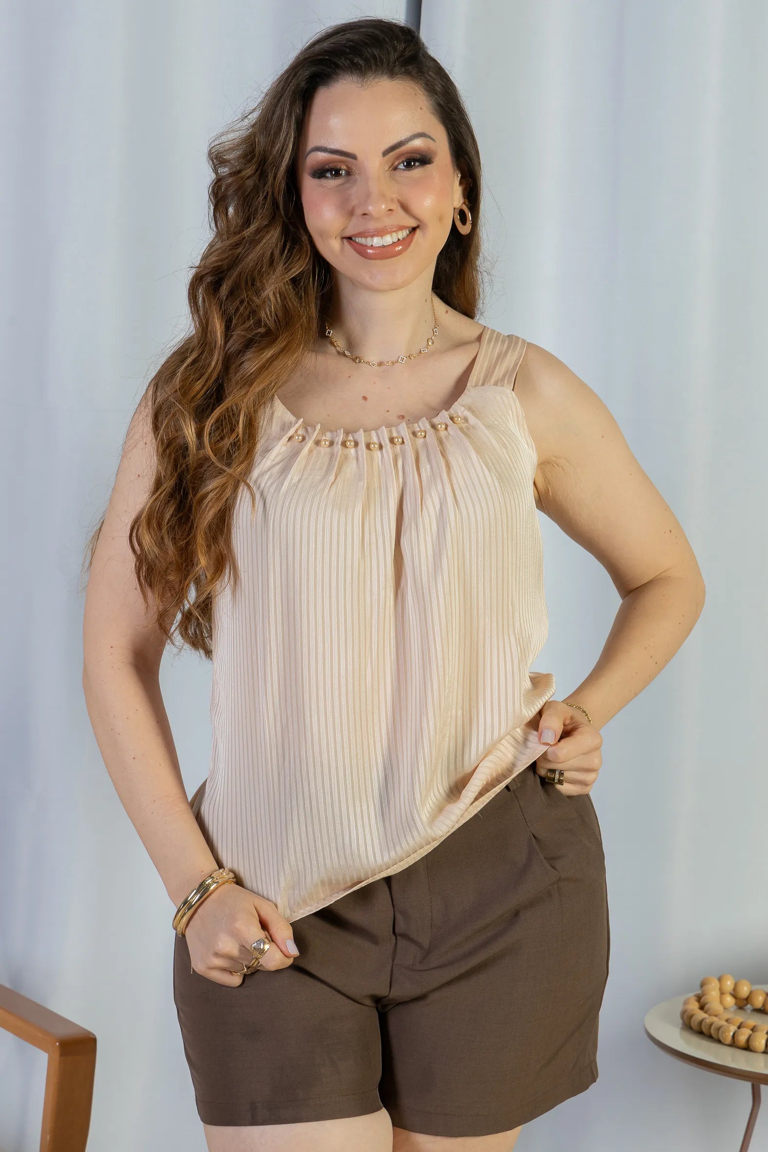 Blusa Regata Detalhe Gola Pérolas Crepe Acetinado Estefani Creme