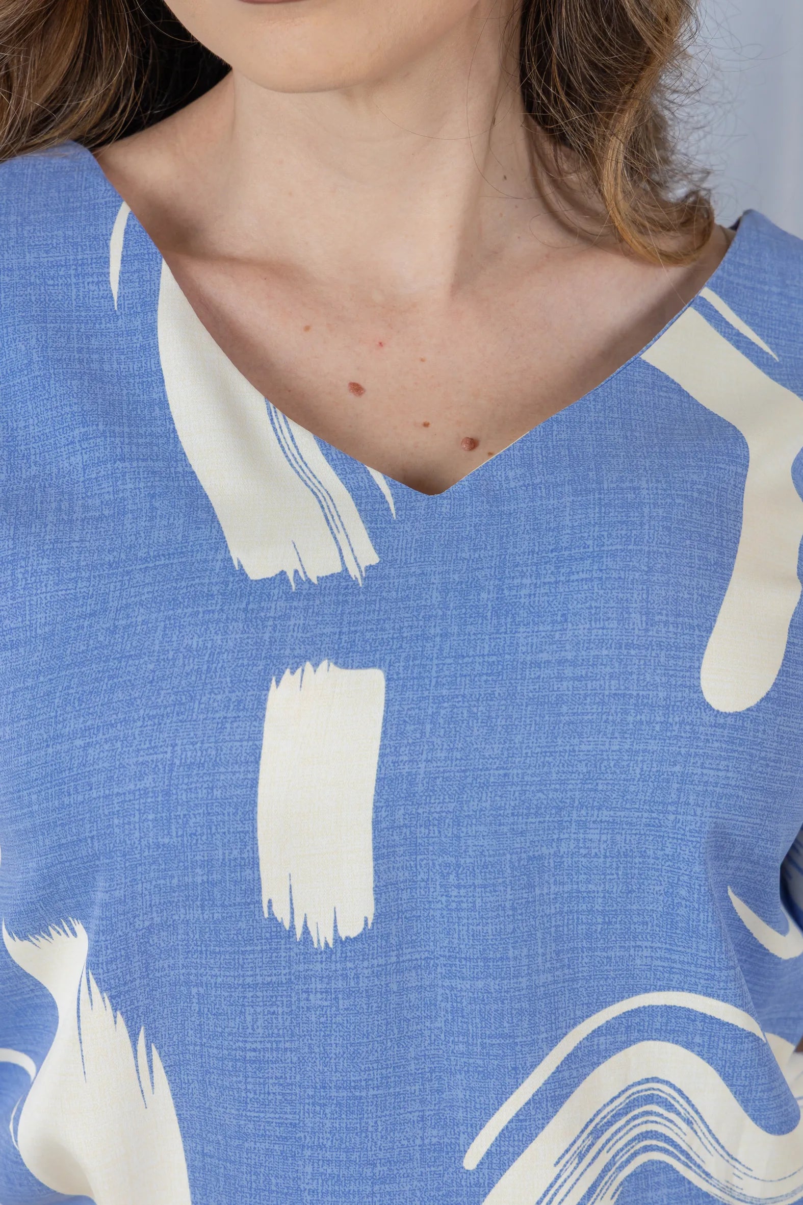 Blusa Manga Curta em Crepe Classic Detalhe Botão Alessandra Estampada Azul