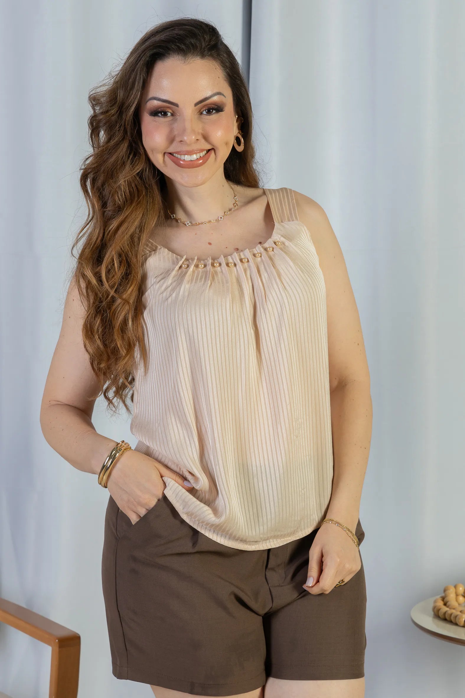 Blusa Regata Detalhe Gola Pérolas Crepe Acetinado Estefani Creme