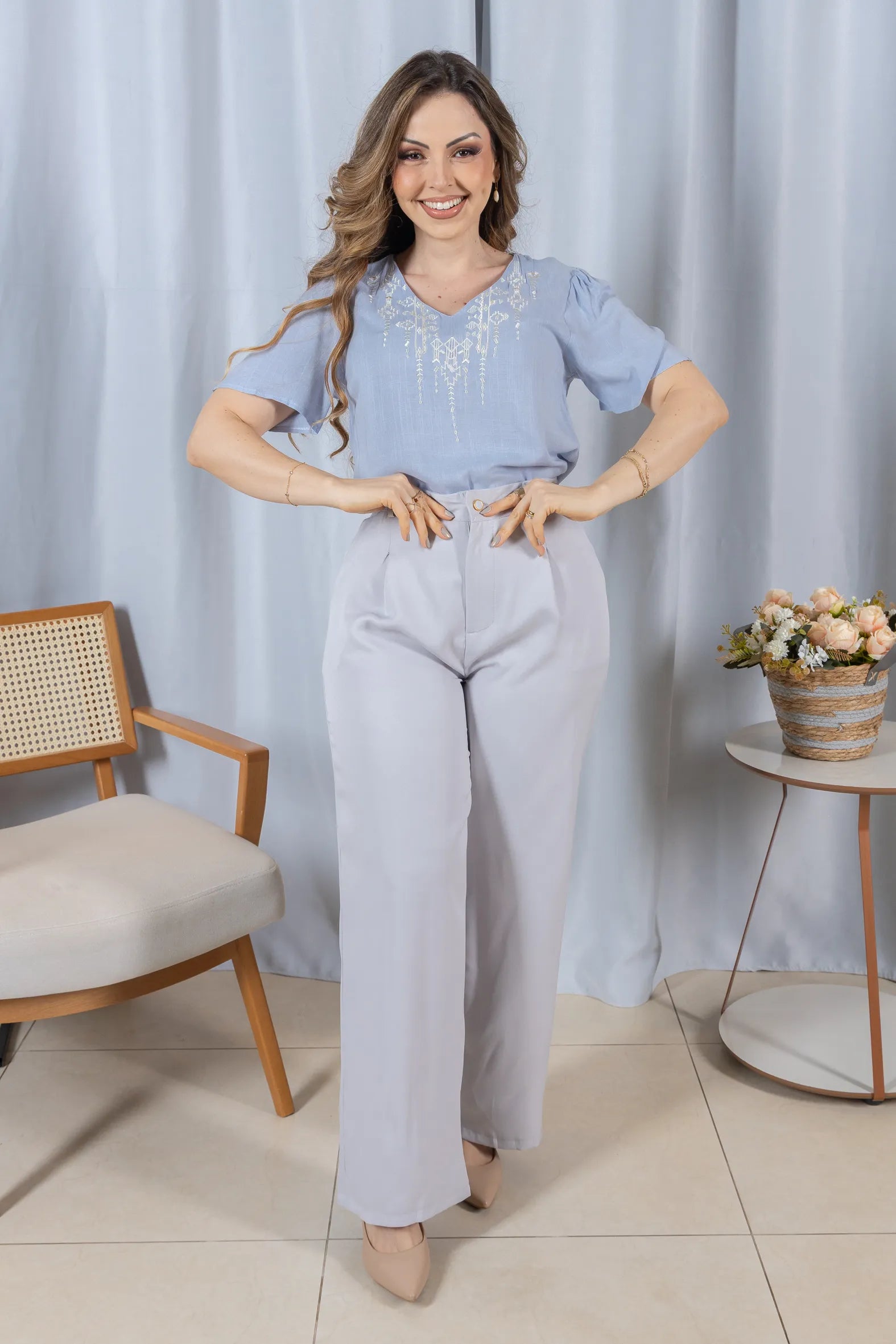 Blusa Manga Curta Decote V em Visco Linho com Acabamento Bordado Samira Azul
