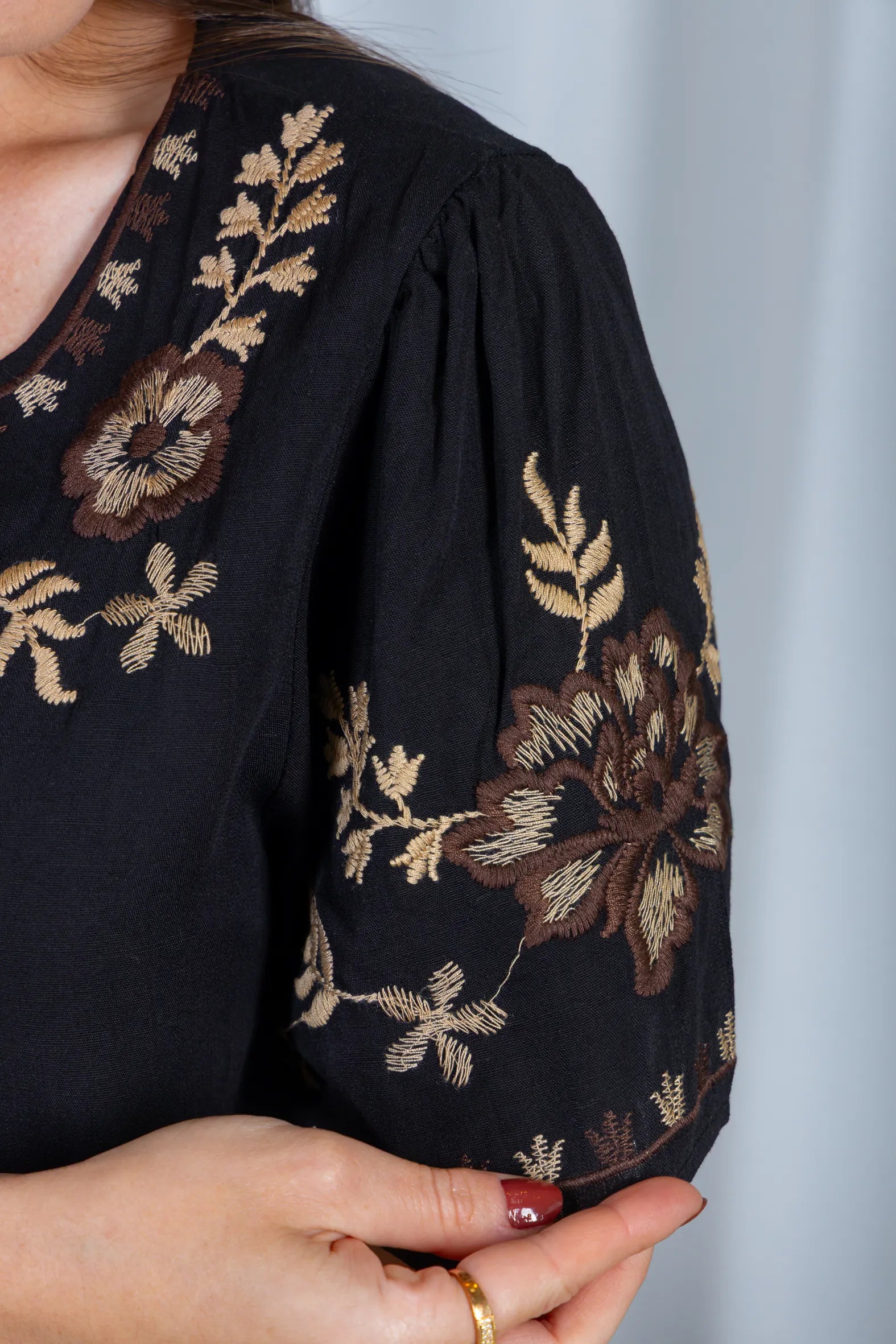 Blusa Manga Curta Visco-Linho Detalhes Bordados em Flores Darcy Preta