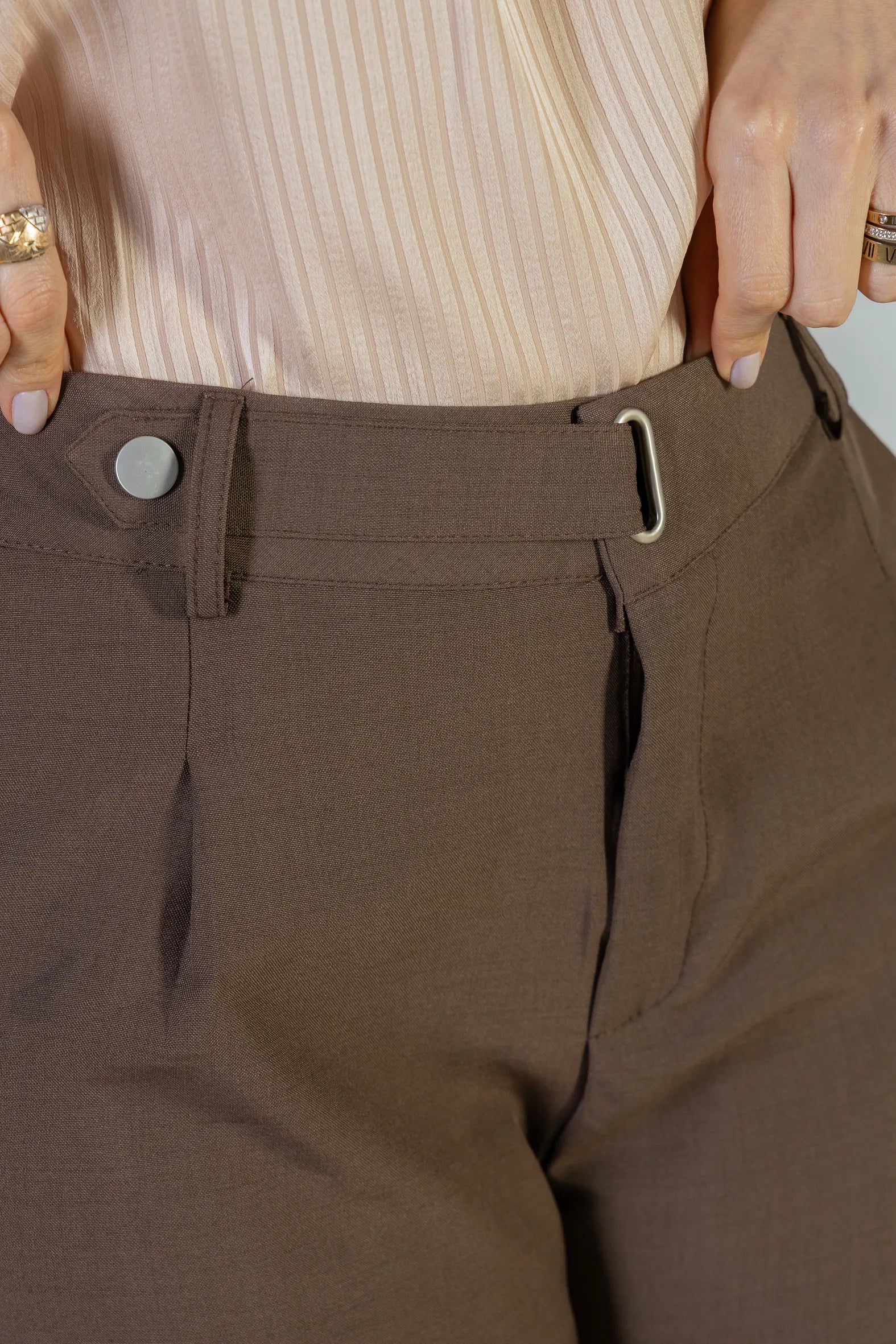 Shorts Detalhe Cós Assimétrico Alfaiataria Catarina Marrom