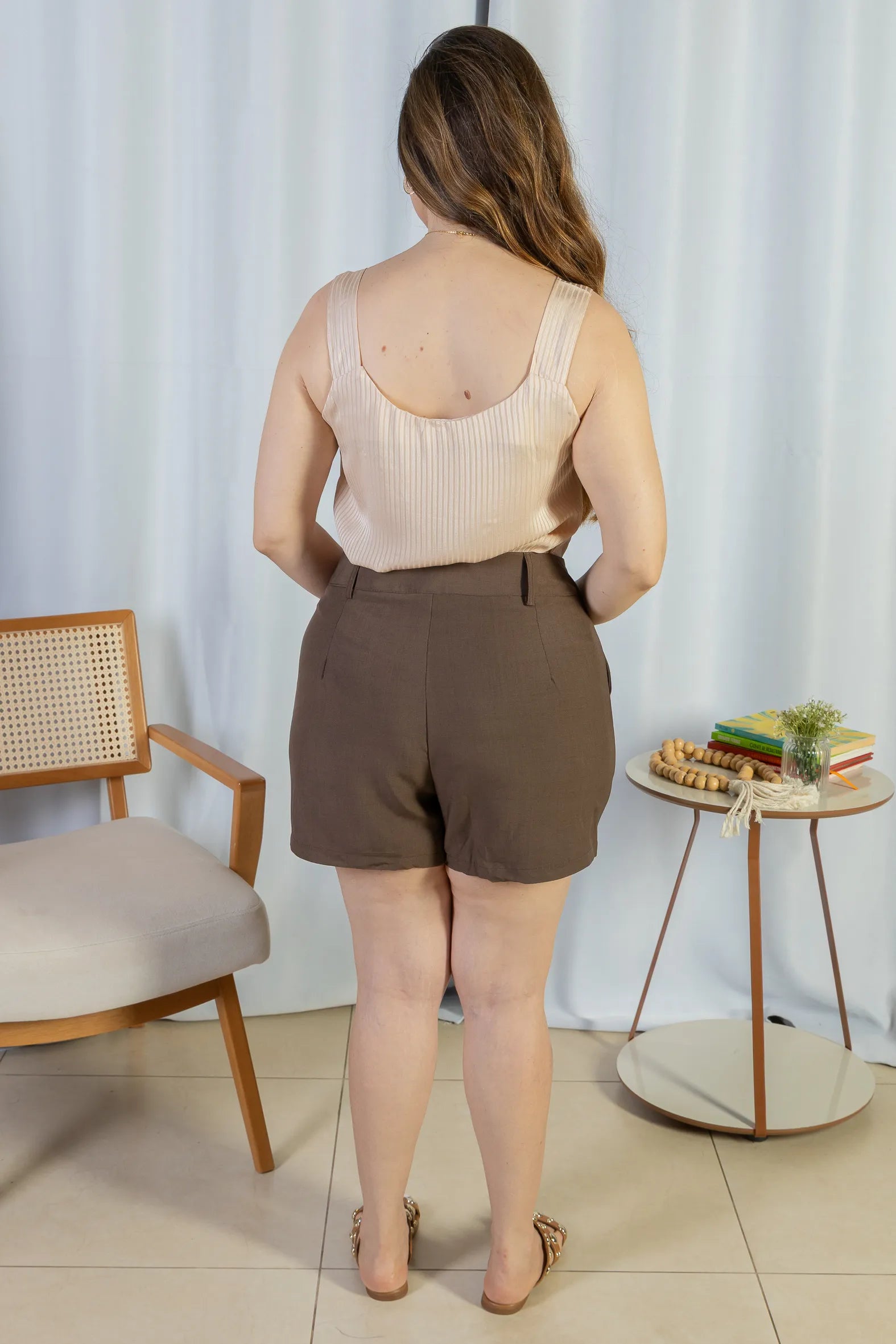 Shorts Detalhe Cós Assimétrico Alfaiataria Catarina Marrom