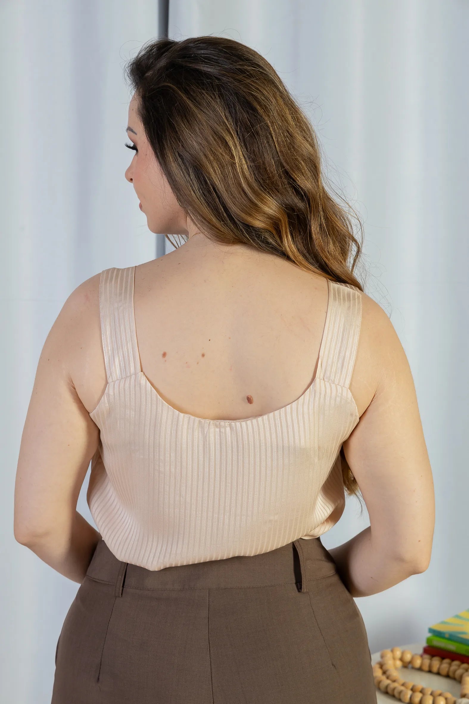 Blusa Regata Detalhe Gola Pérolas Crepe Acetinado Estefani Creme