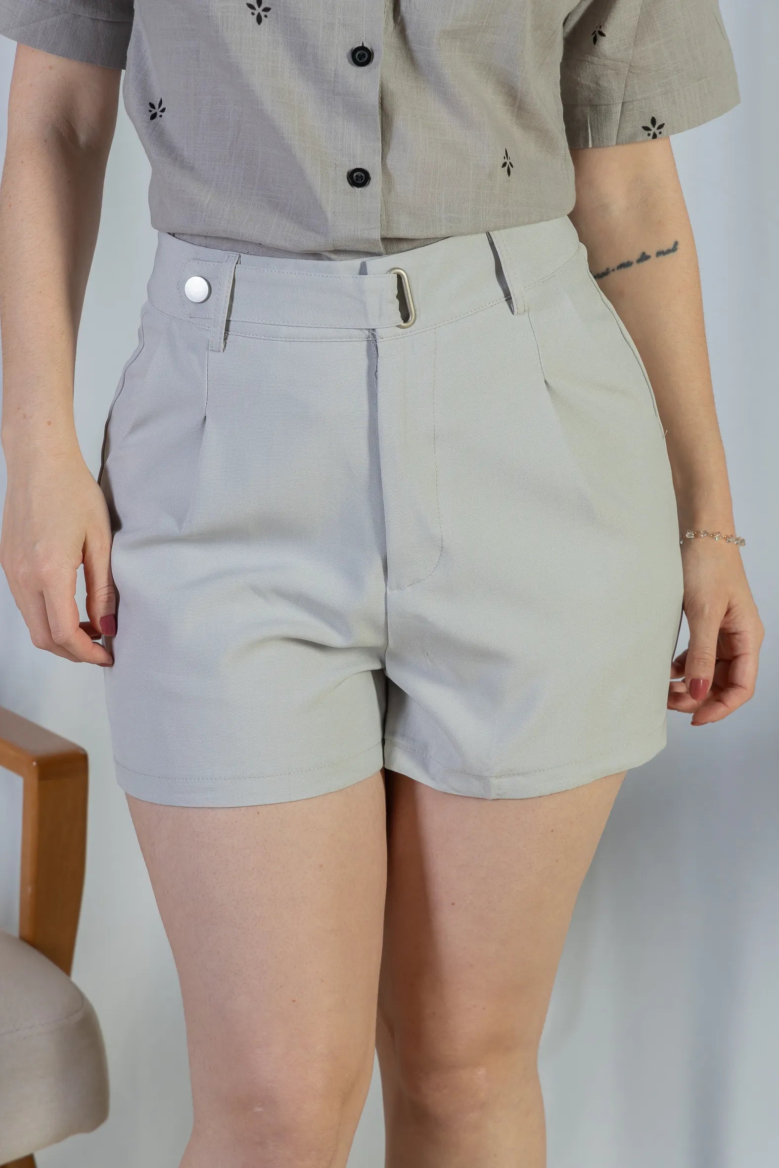 Shorts Detalhe Cós Assimétrico Alfaiataria Catarina Cinza Claro