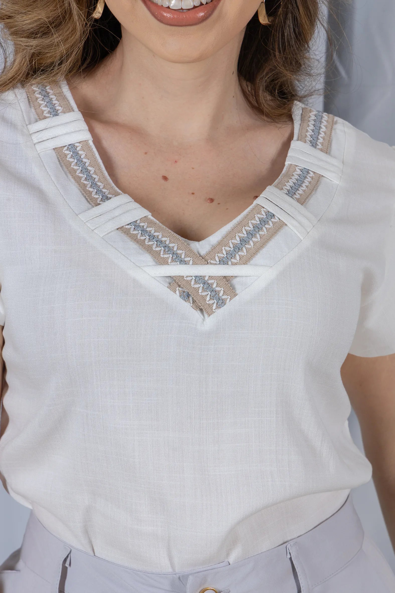 Blusa Manga Curta Transpassada Decote V em Visco Linen com Gola Detalhada Iris Branca