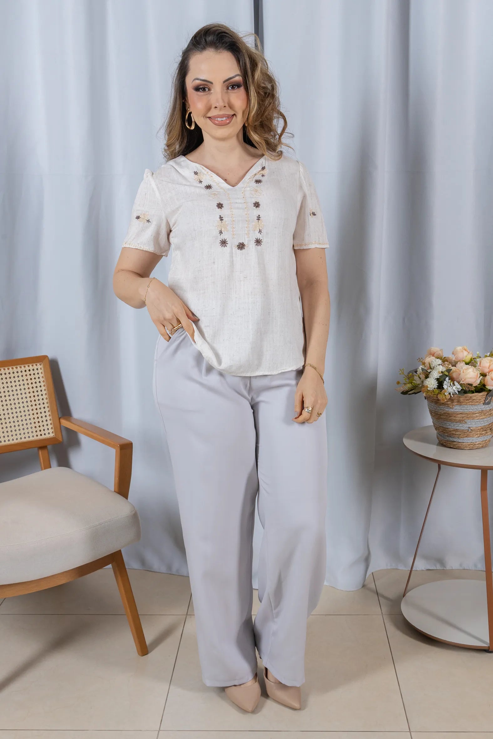 Blusa Manga Curta Decote em 'V' em Viscose com Acabamento Bordado Liara Off White