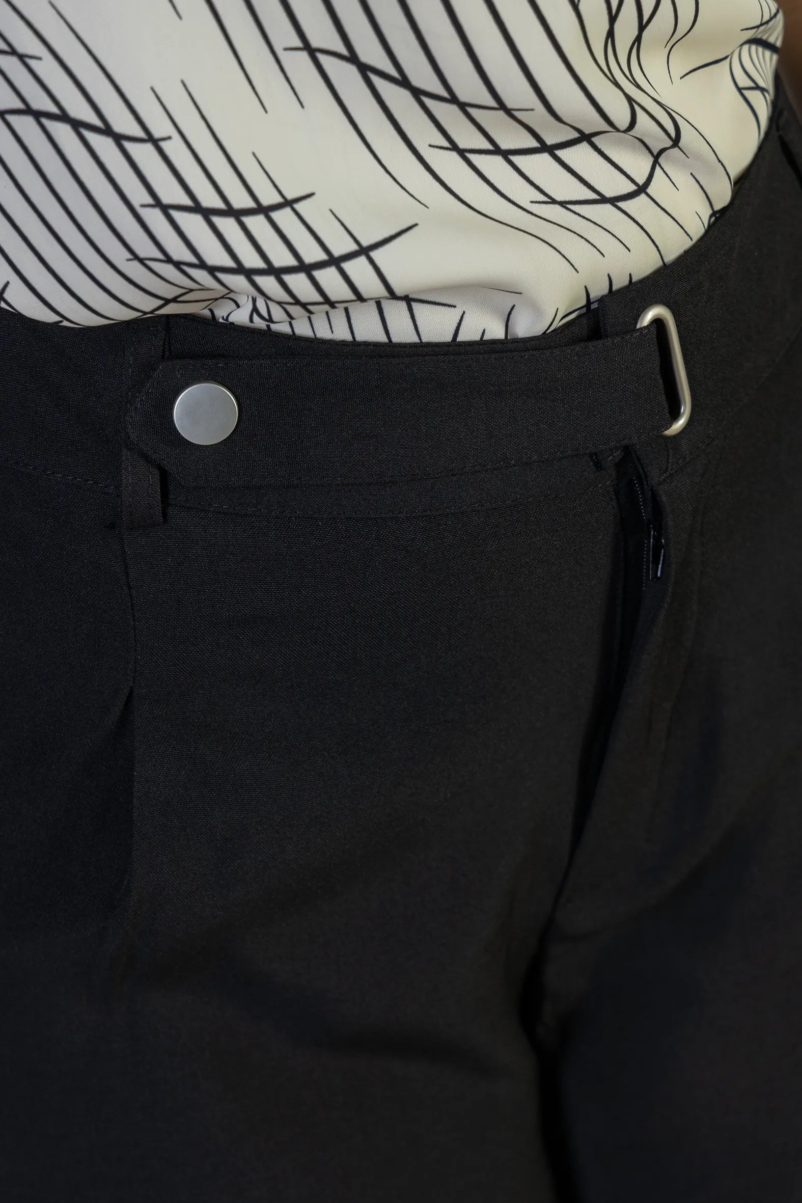 Shorts Detalhe Cós Assimétrico Alfaiataria Catarina Preta