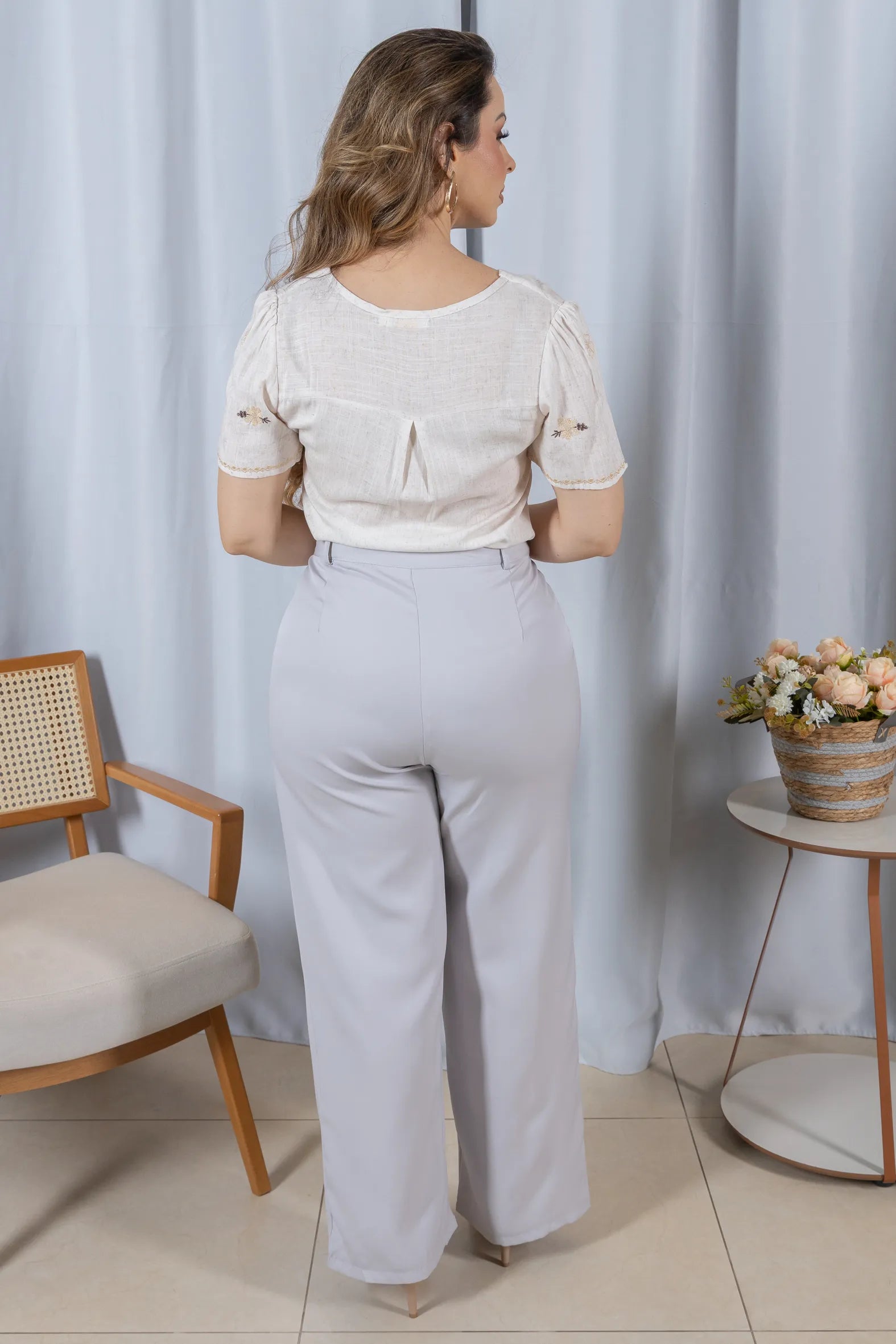Blusa Manga Curta Decote em 'V' em Viscose com Acabamento Bordado Liara Off White