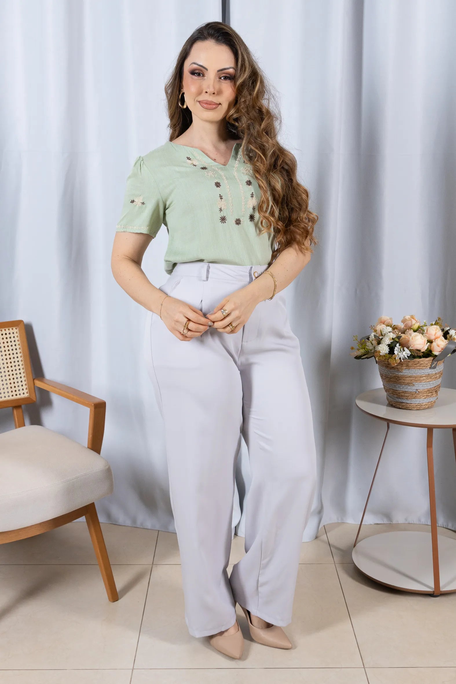 Blusa Manga Curta Decote em 'V' em Viscose com Acabamento Bordado Liara Verde