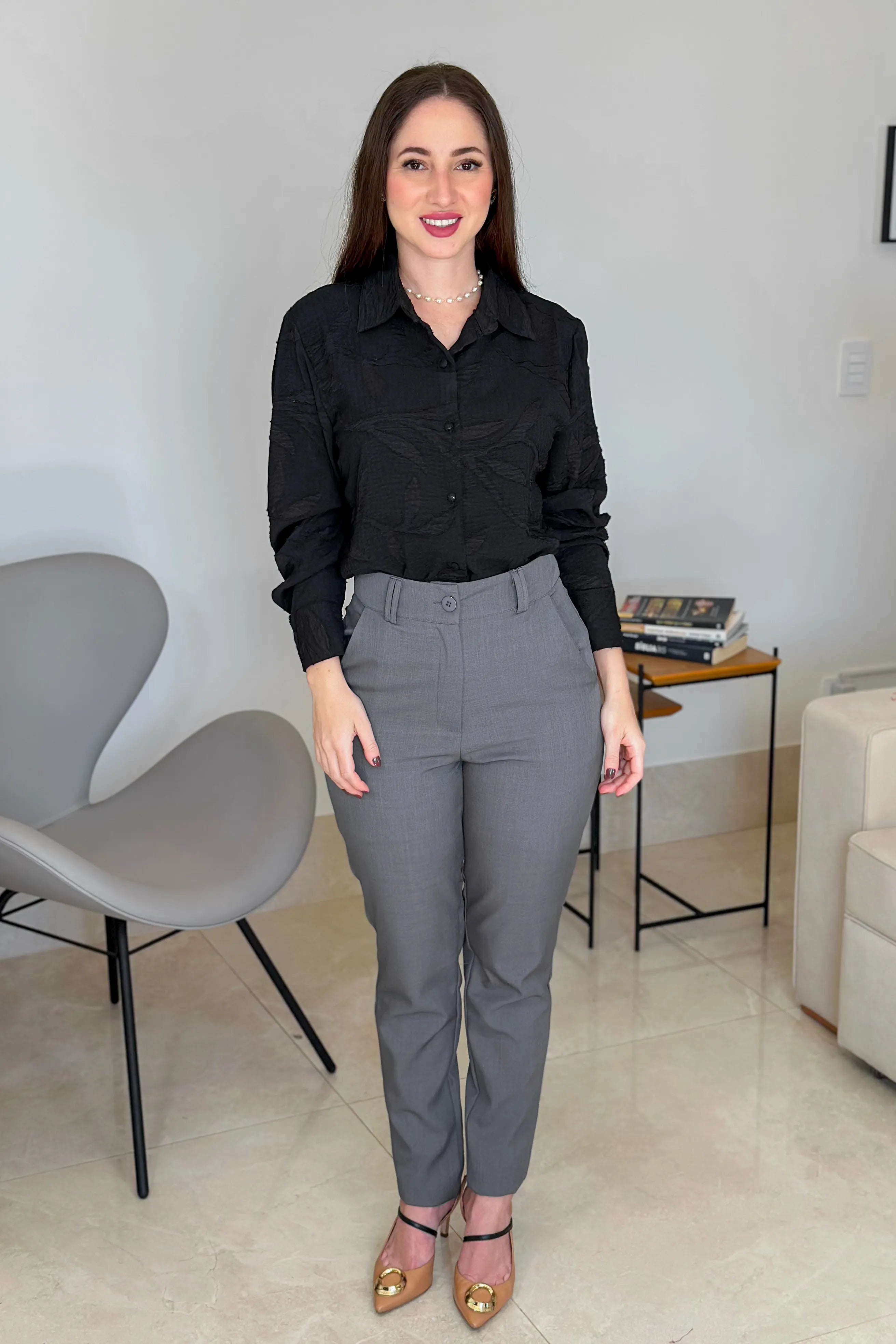Conjunto: Camisa Manga Longa em Tricoline Bordada Decote "V" Detalhe Bordado Amélia Preta + Calça Pantalona Alfaiataria Lisse Luna Cinza
