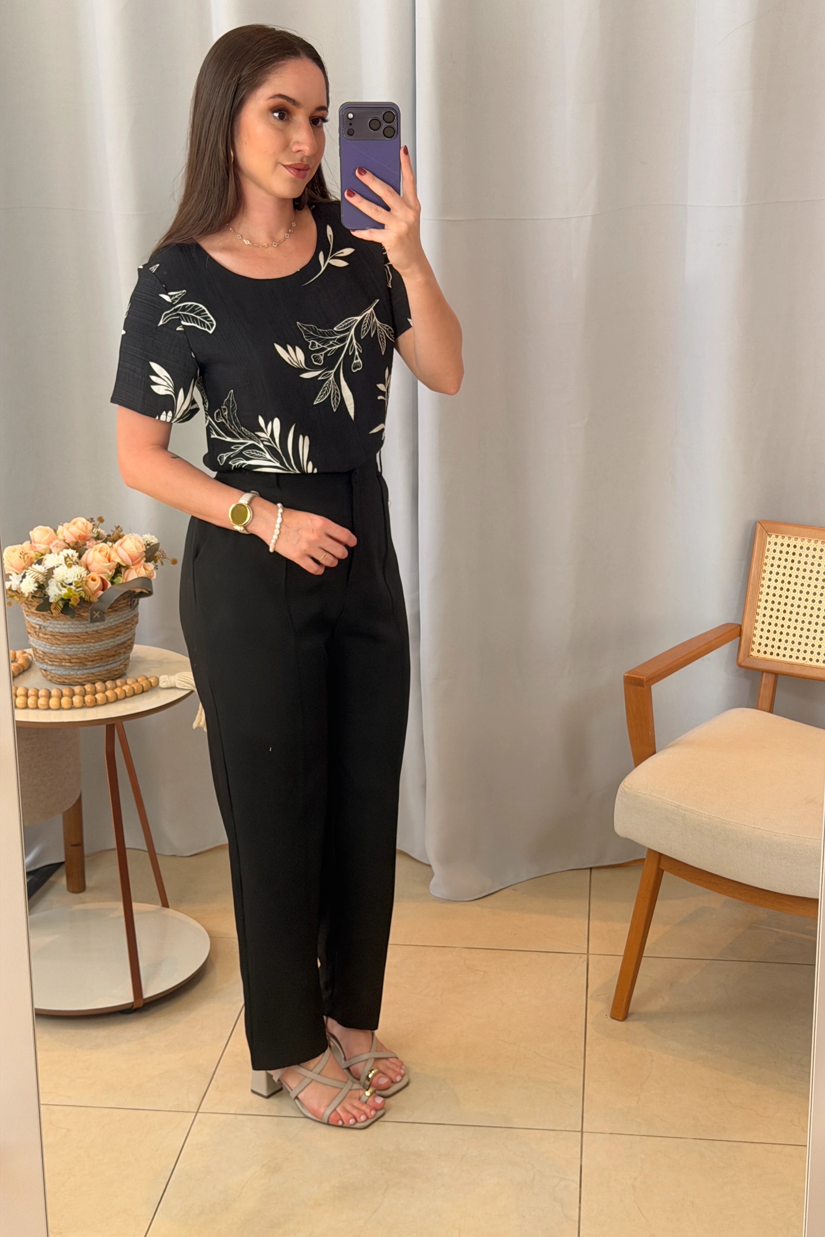 Conjunto: Blusa Manga Curta Visco Brise Telma Estampa Folhagem Preta + Calça em Alfaiataria Corte Reto com Friso e Botão Encapado Silvia Preta