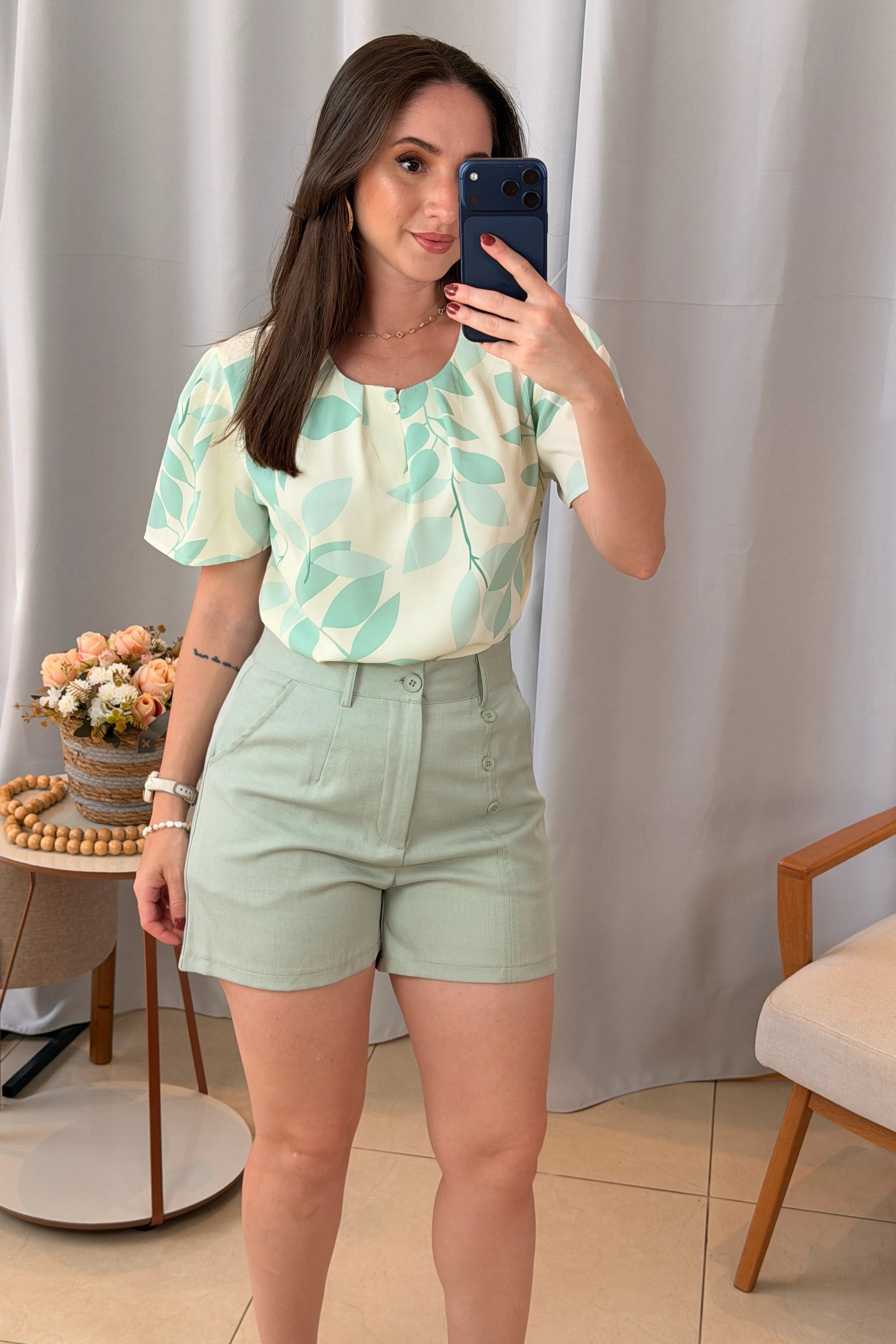 Conjunto: Blusa Manga Curta Estampada Folhagem Crepe Classic Joelma Verde + Bermuda Detalhes Botões Crepe Alfaiataria Débora Verde